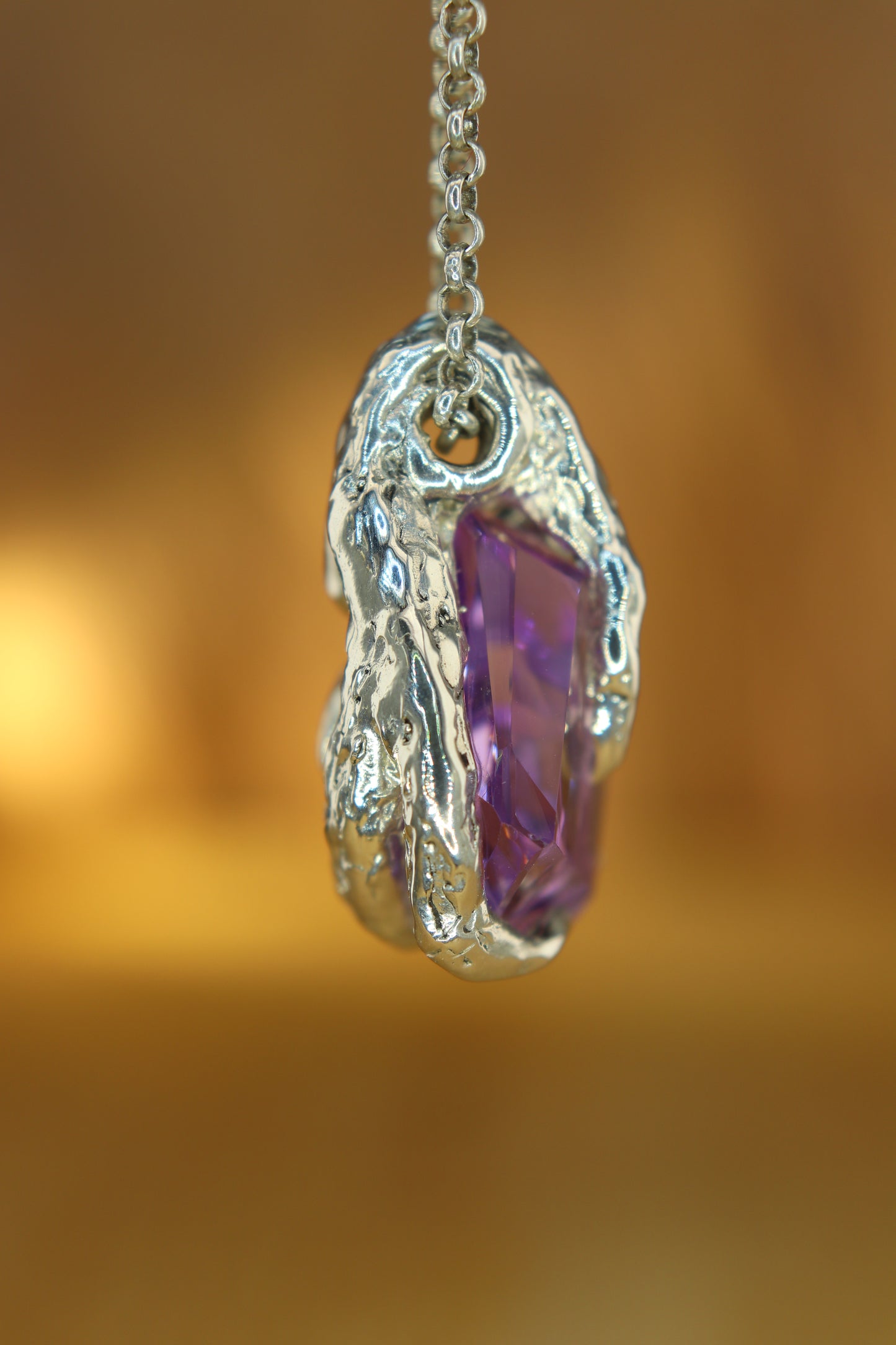 "Riflessi" ciondolo con Ametista tagliata a Mano e Rubino