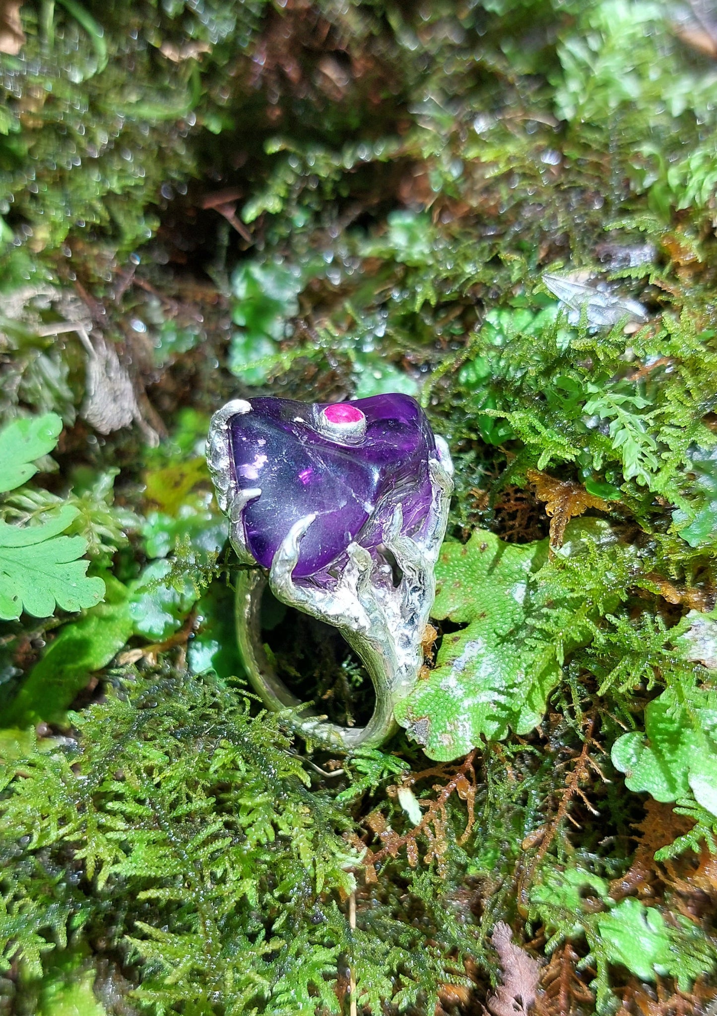 Anello "Roots" con Ametista FreeForm e Rubino