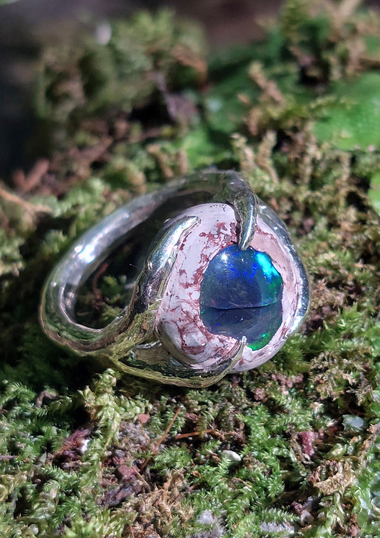 Anello "Roots" in Argento con matrice di Opale Nero