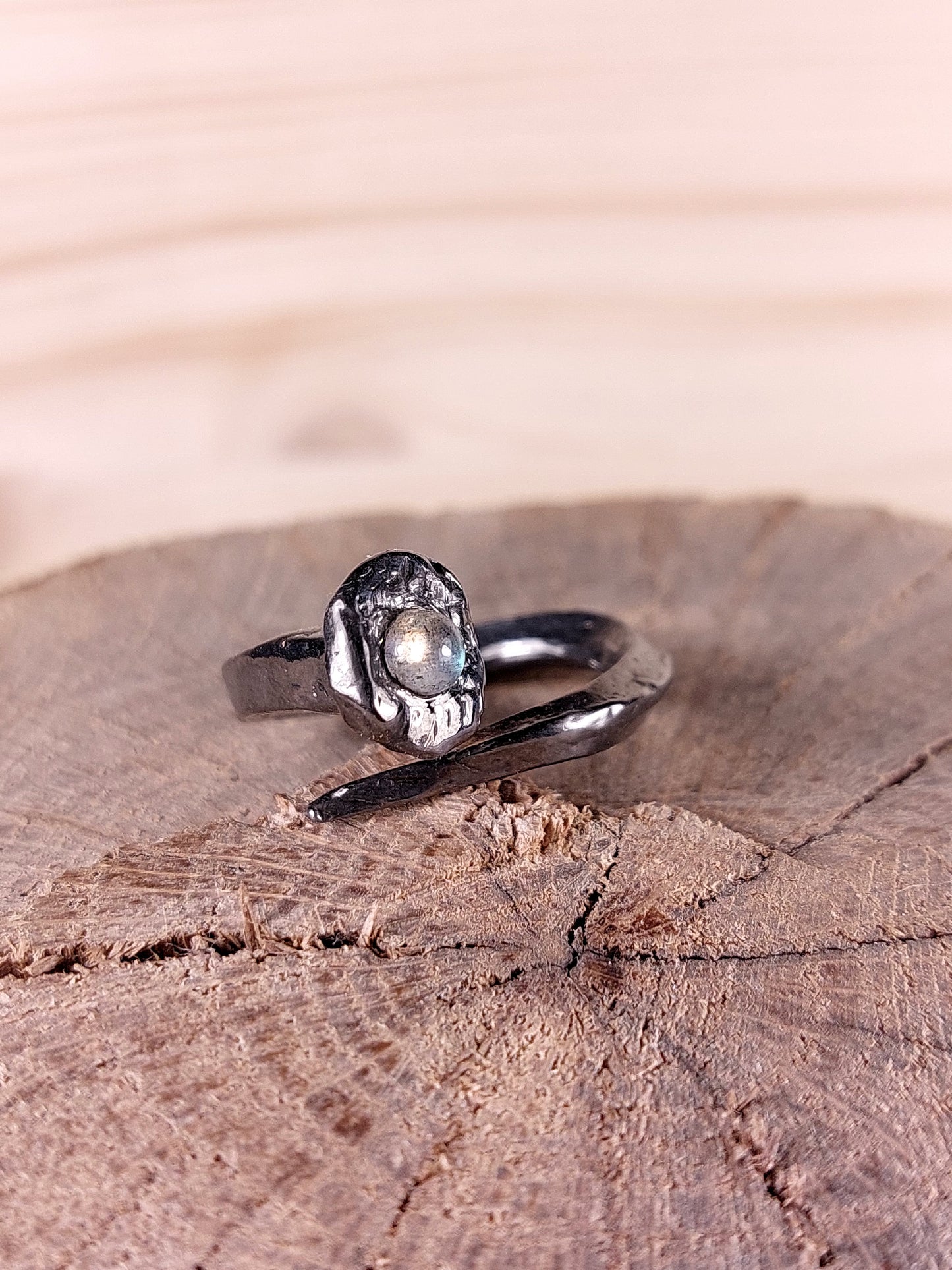 Anello "Chiodo Antico" in Argento con Labradorite Cabochon e Bagno in Rodio Grigio