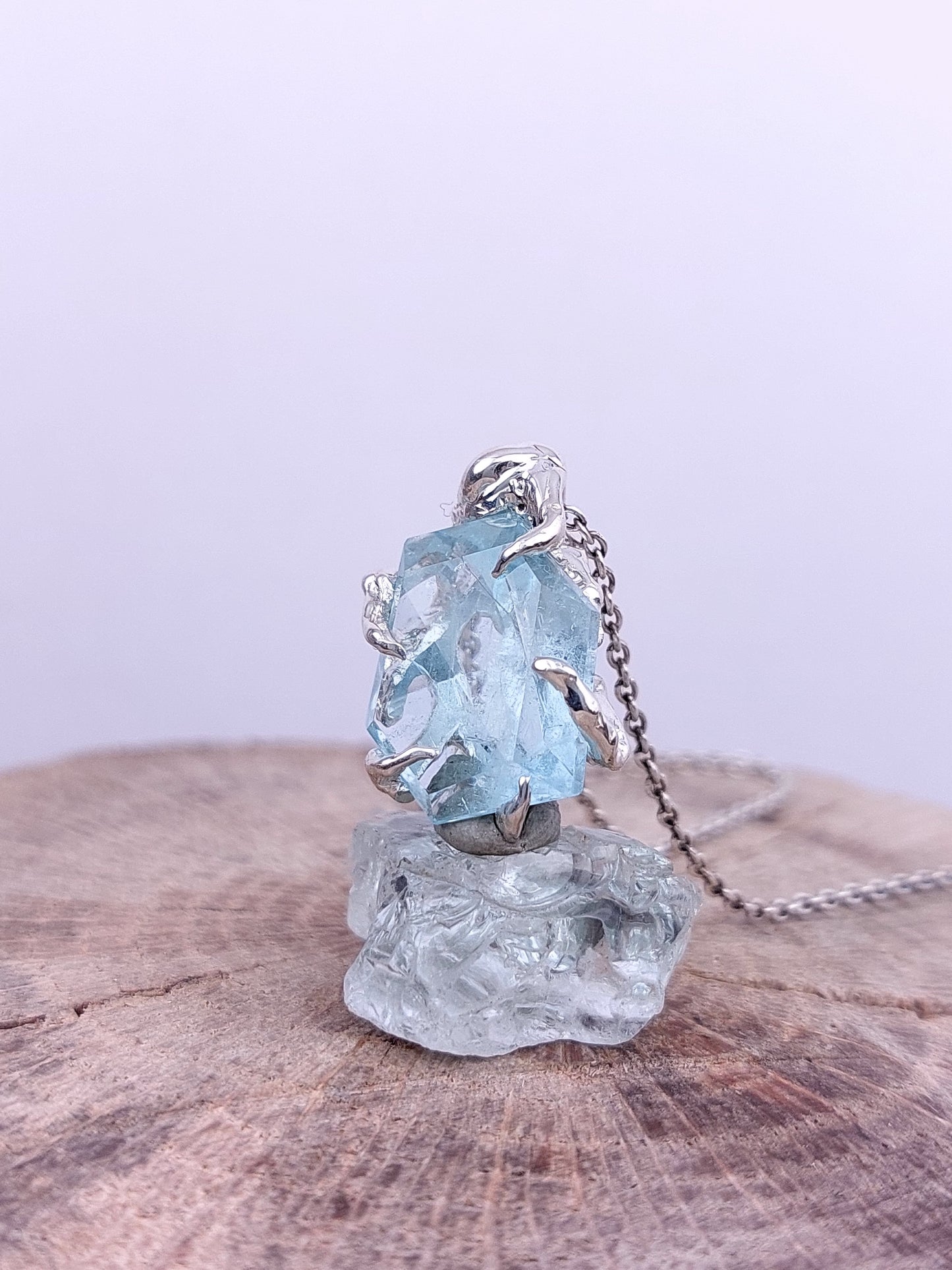 "Abbraccio" ciondolo della collezione "Riflessi" in argento con Acquamarina tagliata a Mano
