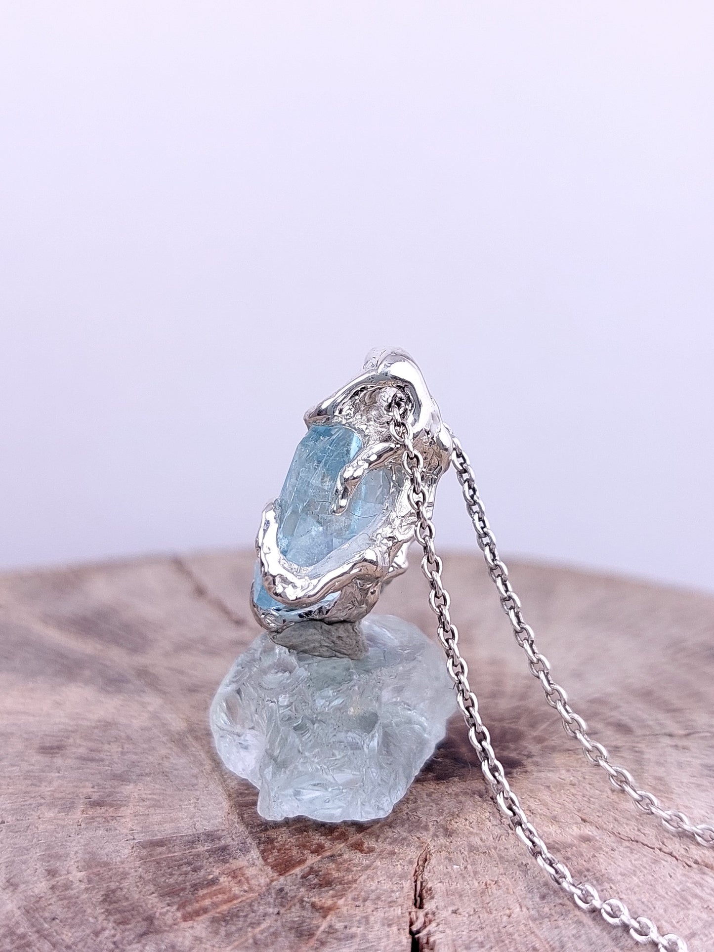 "Abbraccio" ciondolo della collezione "Riflessi" in argento con Acquamarina tagliata a Mano