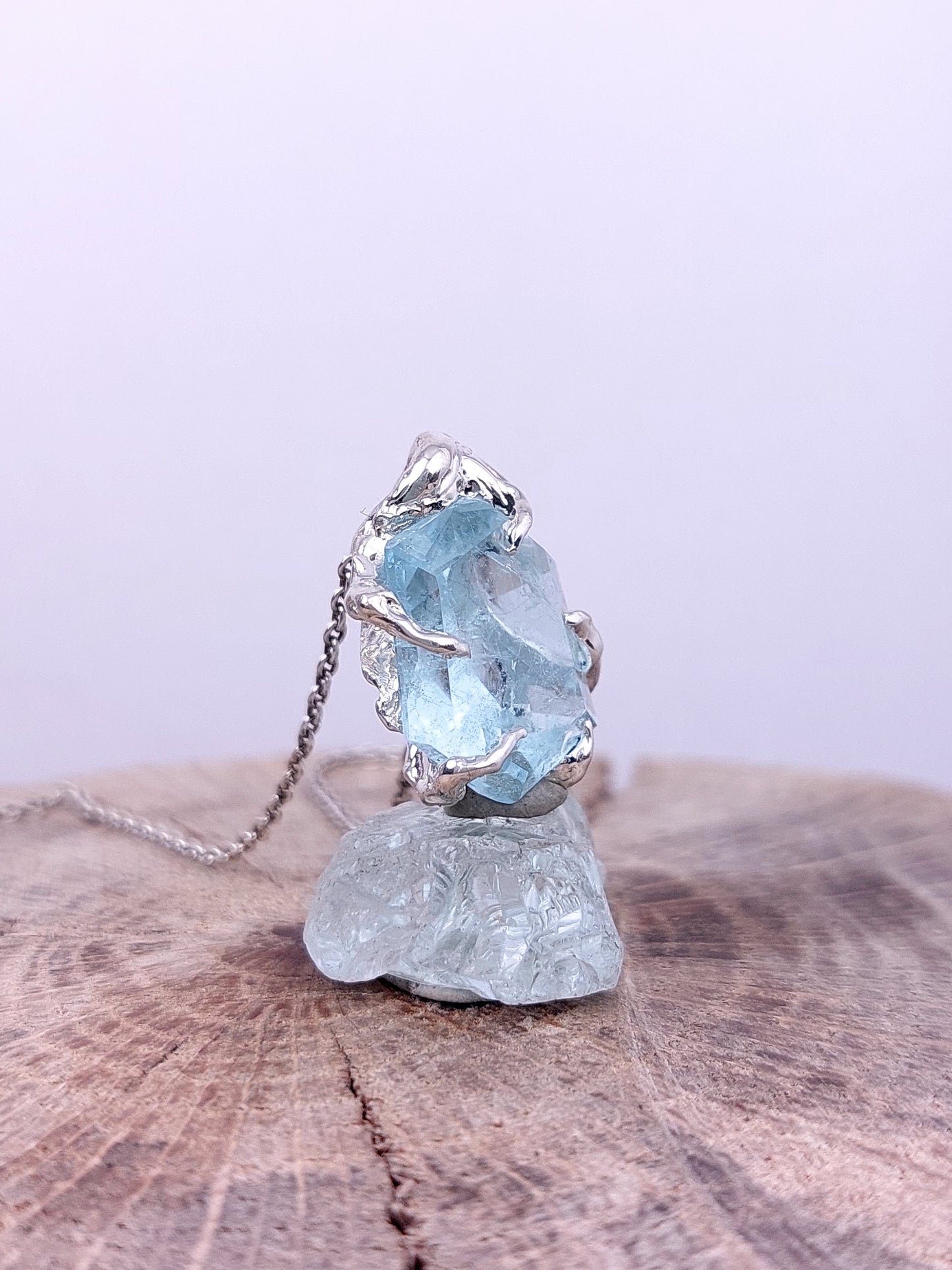 "Abbraccio" ciondolo della collezione "Riflessi" in argento con Acquamarina tagliata a Mano