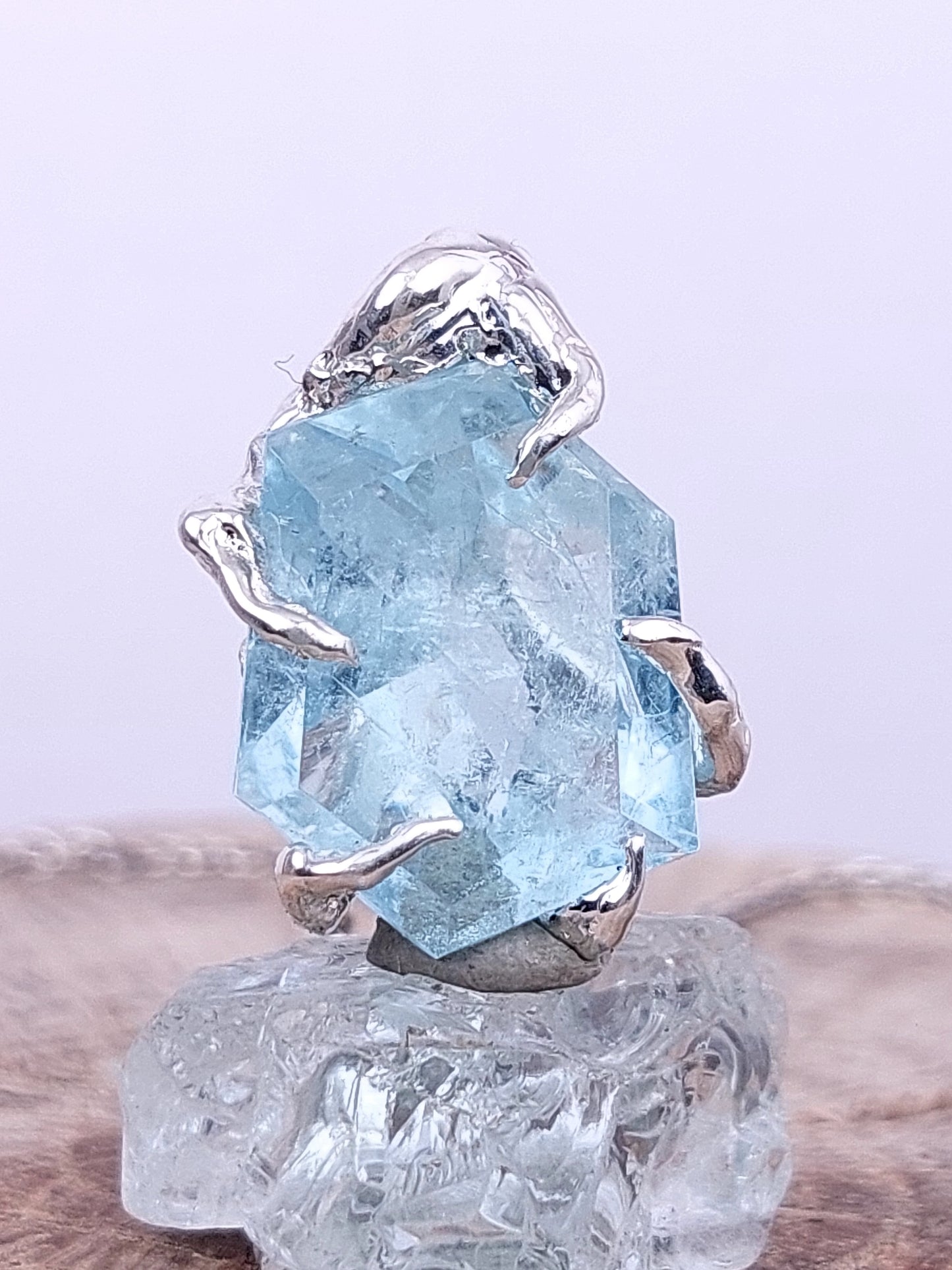 "Abbraccio" ciondolo della collezione "Riflessi" in argento con Acquamarina tagliata a Mano