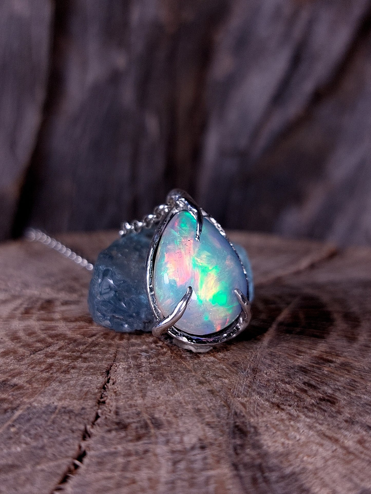 Ciondolo "Radici" con opale etiope a goccia