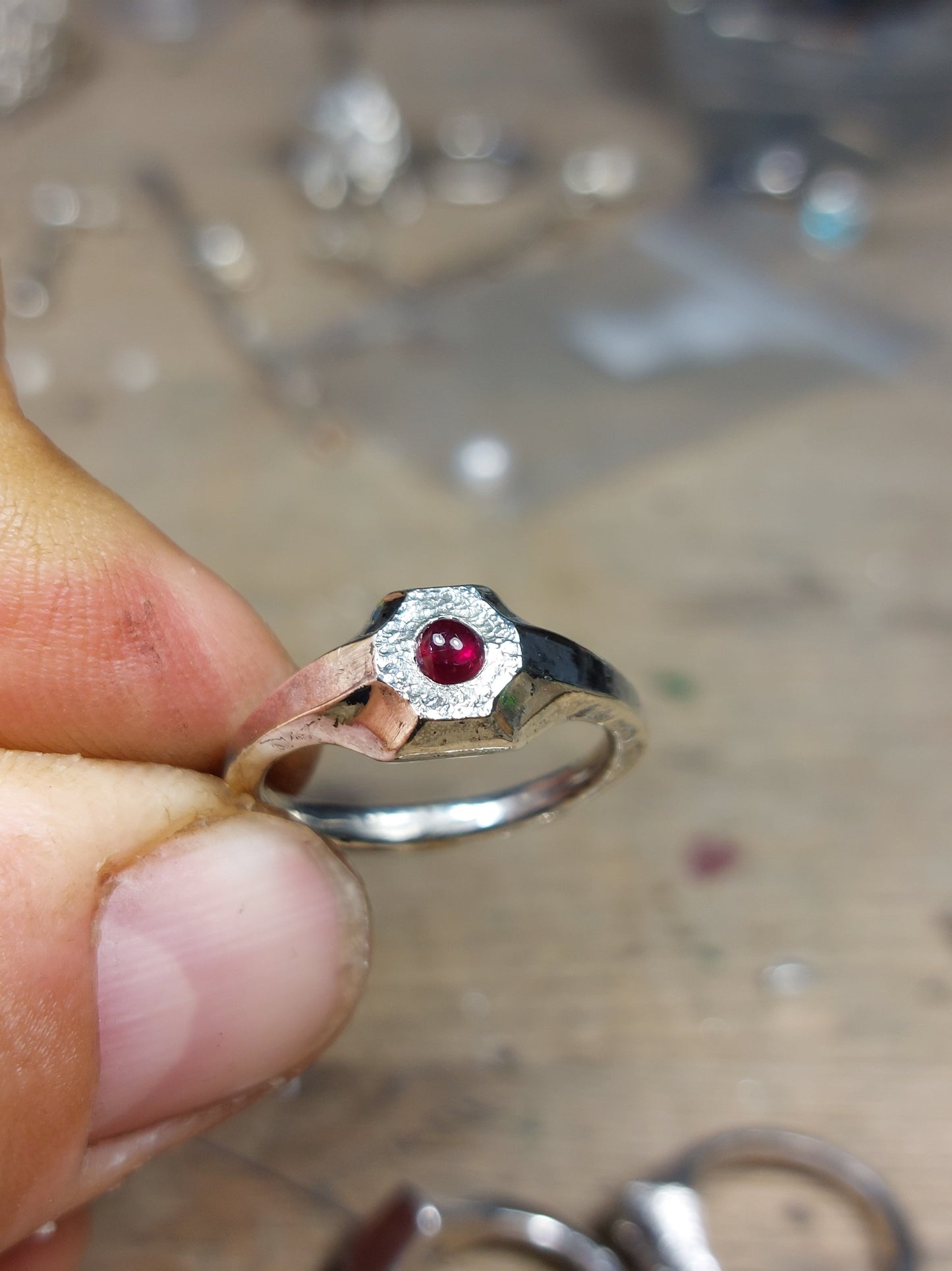 Anello a Sigillo con Rubino Cabochon