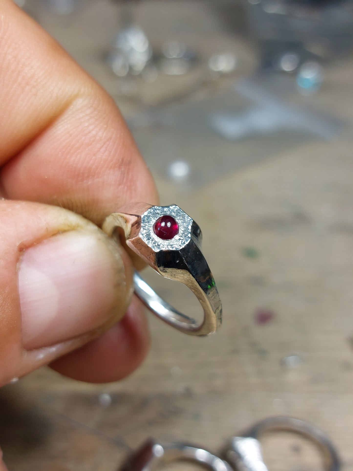 Anello a Sigillo con Rubino Cabochon