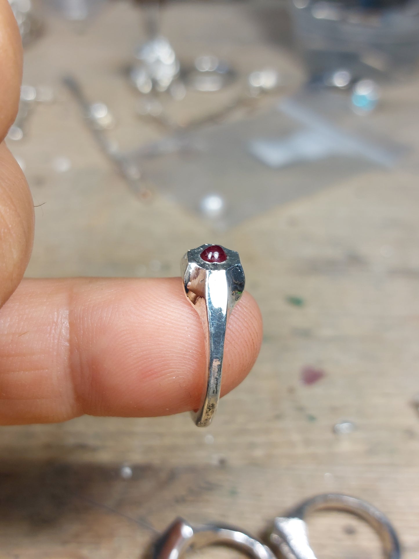 Anello a Sigillo con Rubino Cabochon