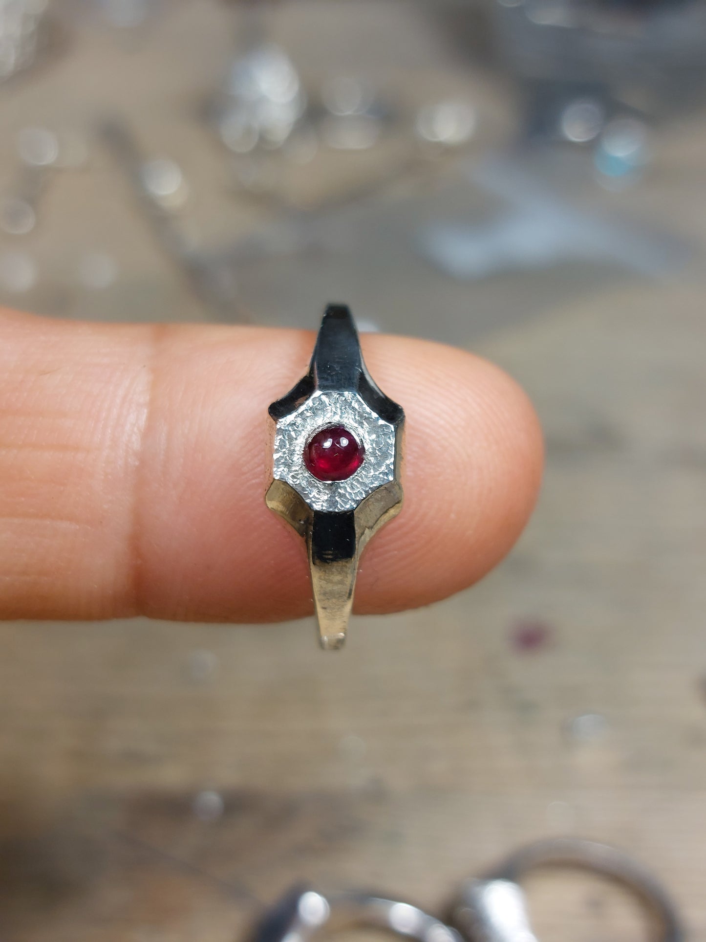 Anello a Sigillo con Rubino Cabochon
