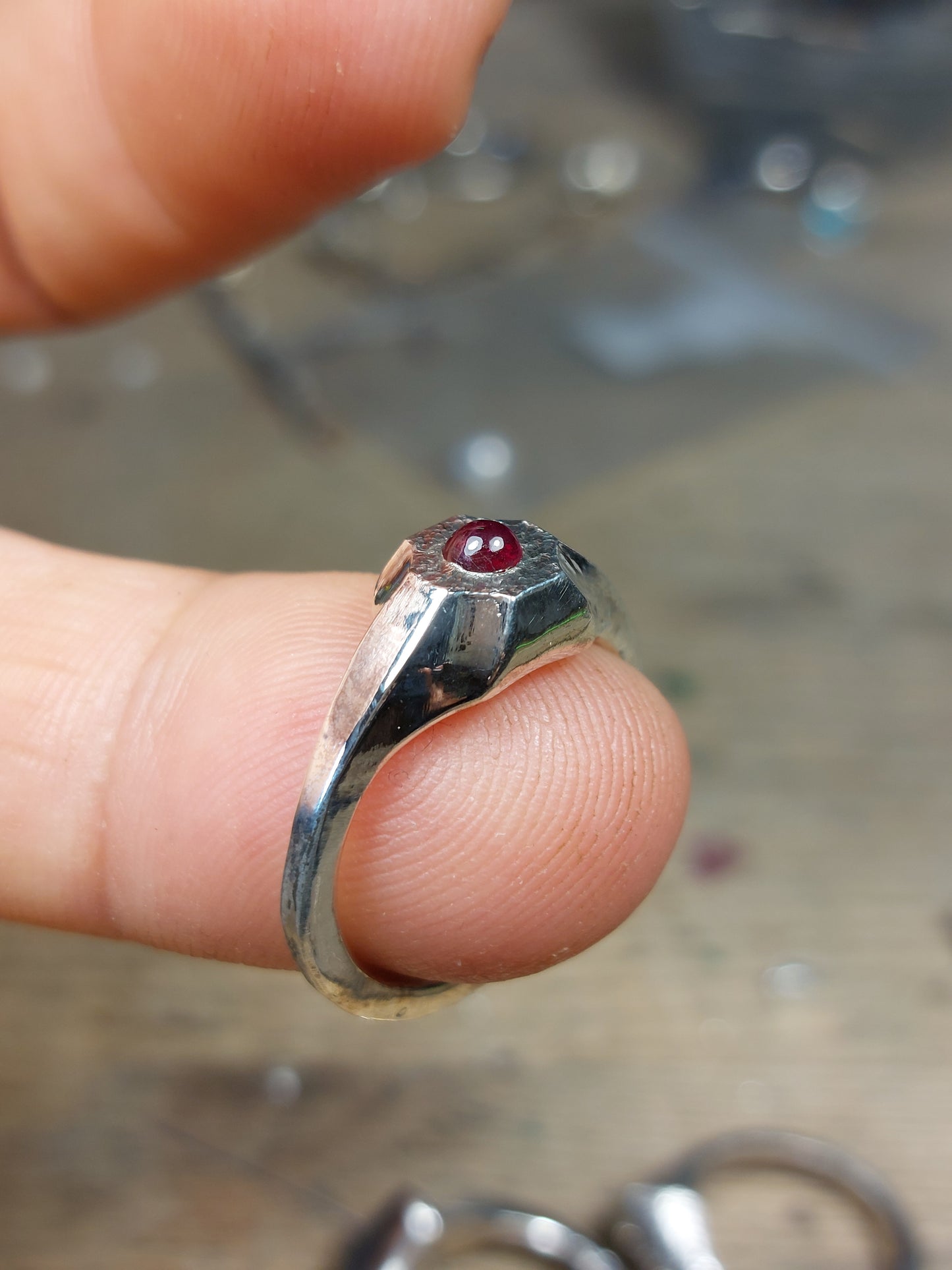 Anello a Sigillo con Rubino Cabochon