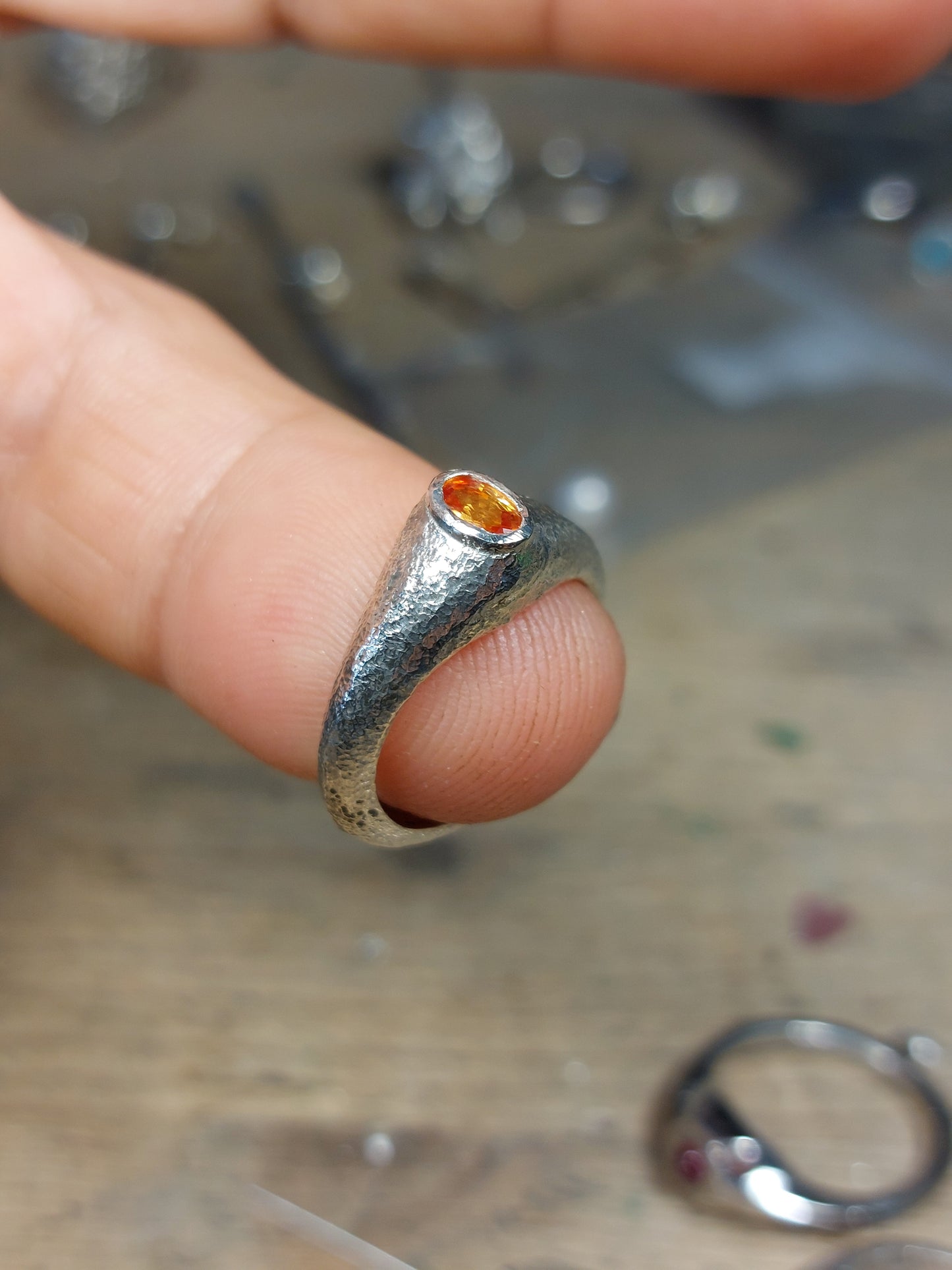 Anello a Sigillo con Zaffiro Arancio