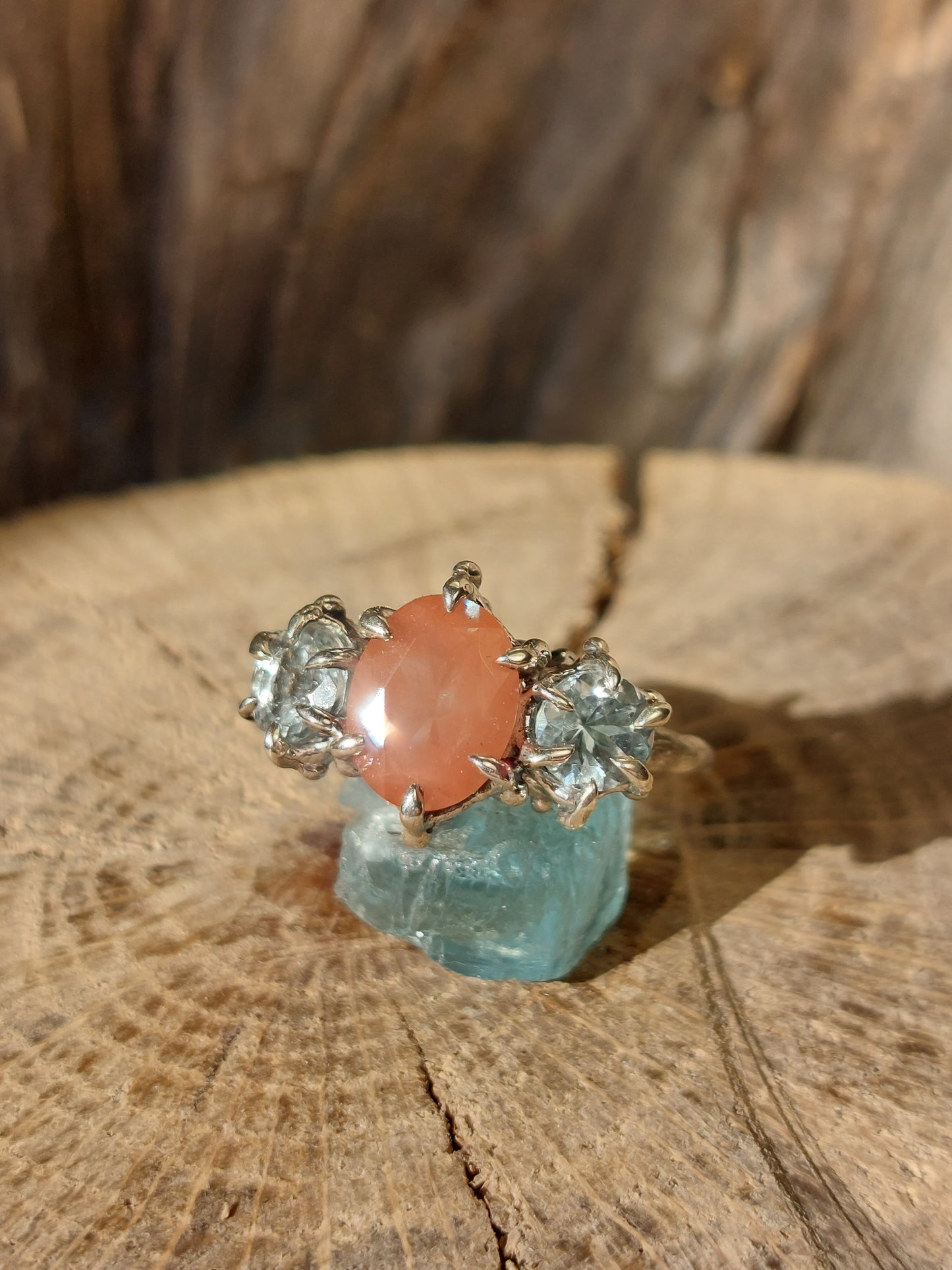 Anello Trilogy "Granelli" con Plagioclasio Ovale e Topazi Bianchi