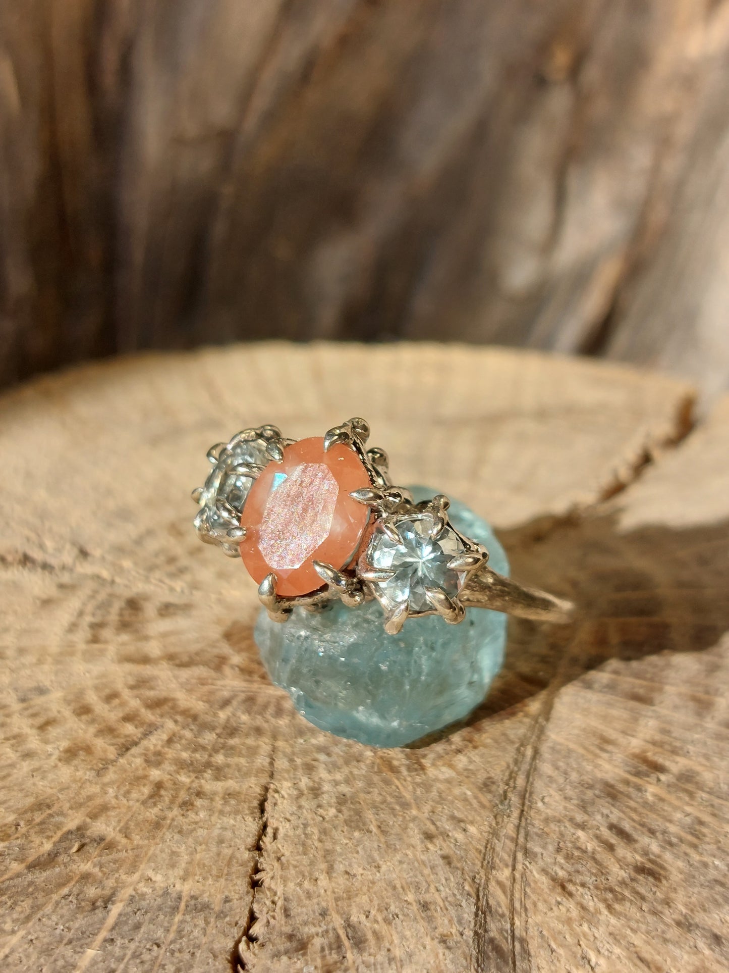 Anello Trilogy "Granelli" con Plagioclasio Ovale e Topazi Bianchi