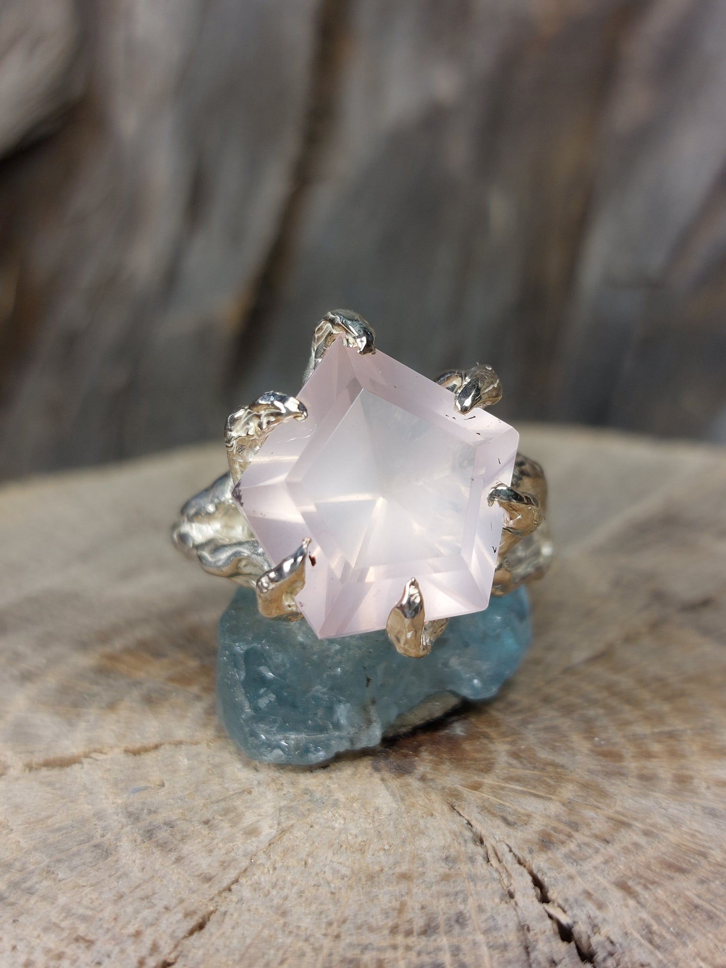 Anello in argento con Quarzo Rosa – Radici d’Argento