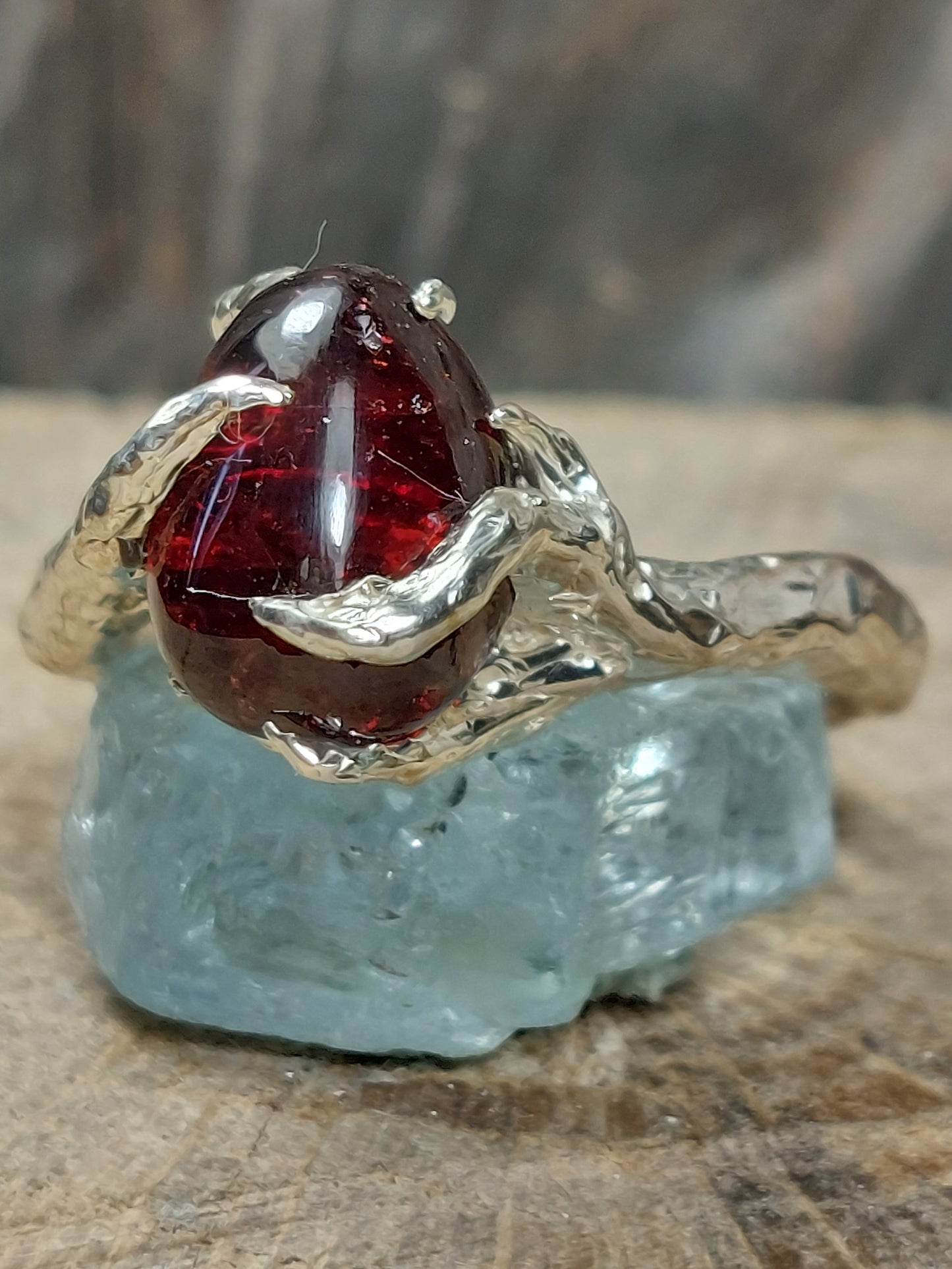 Anello in argento con Granato Rosso Fuoco – Radici d’Argento