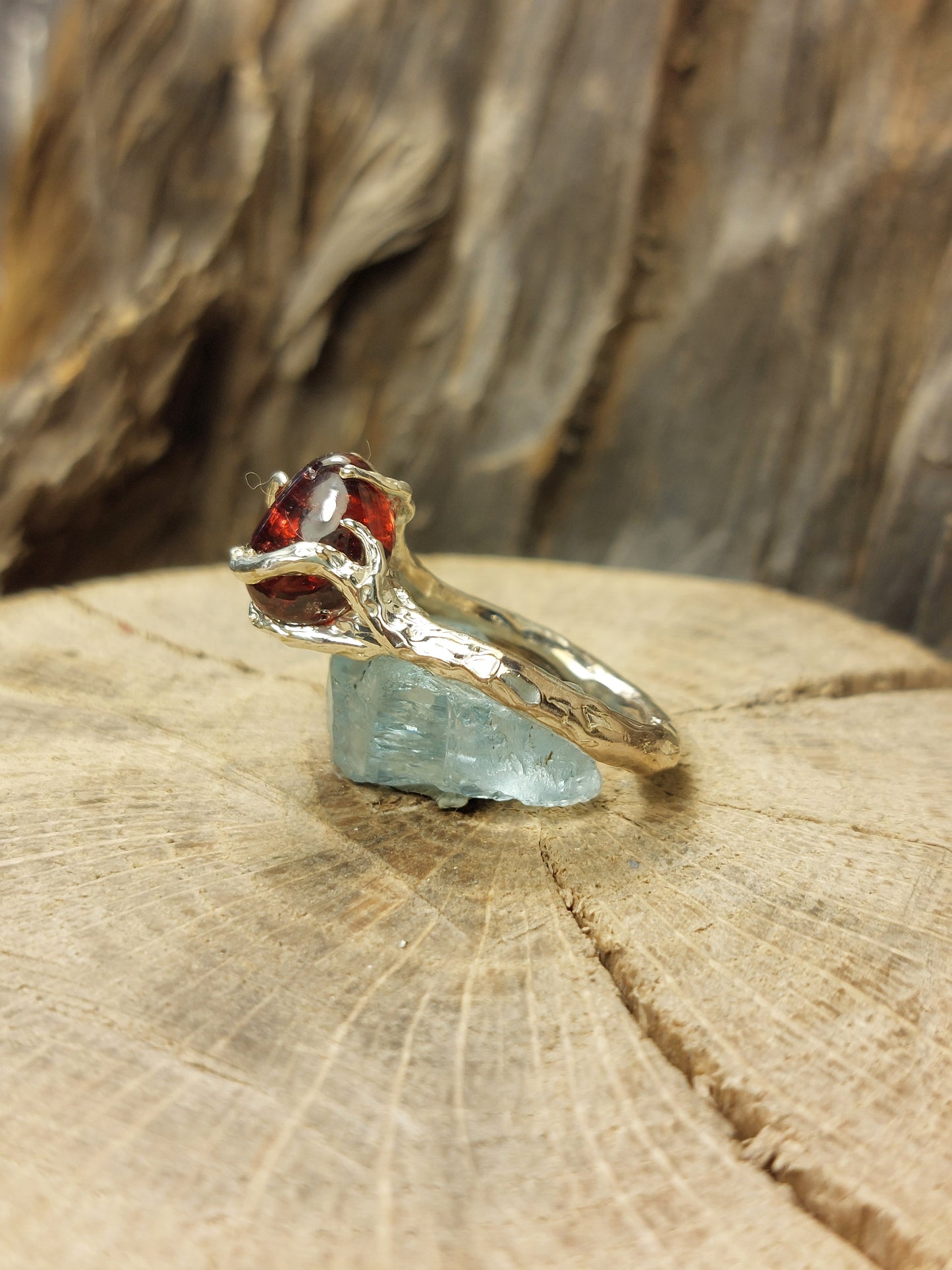Anello in argento con Granato Rosso Fuoco – Radici d’Argento