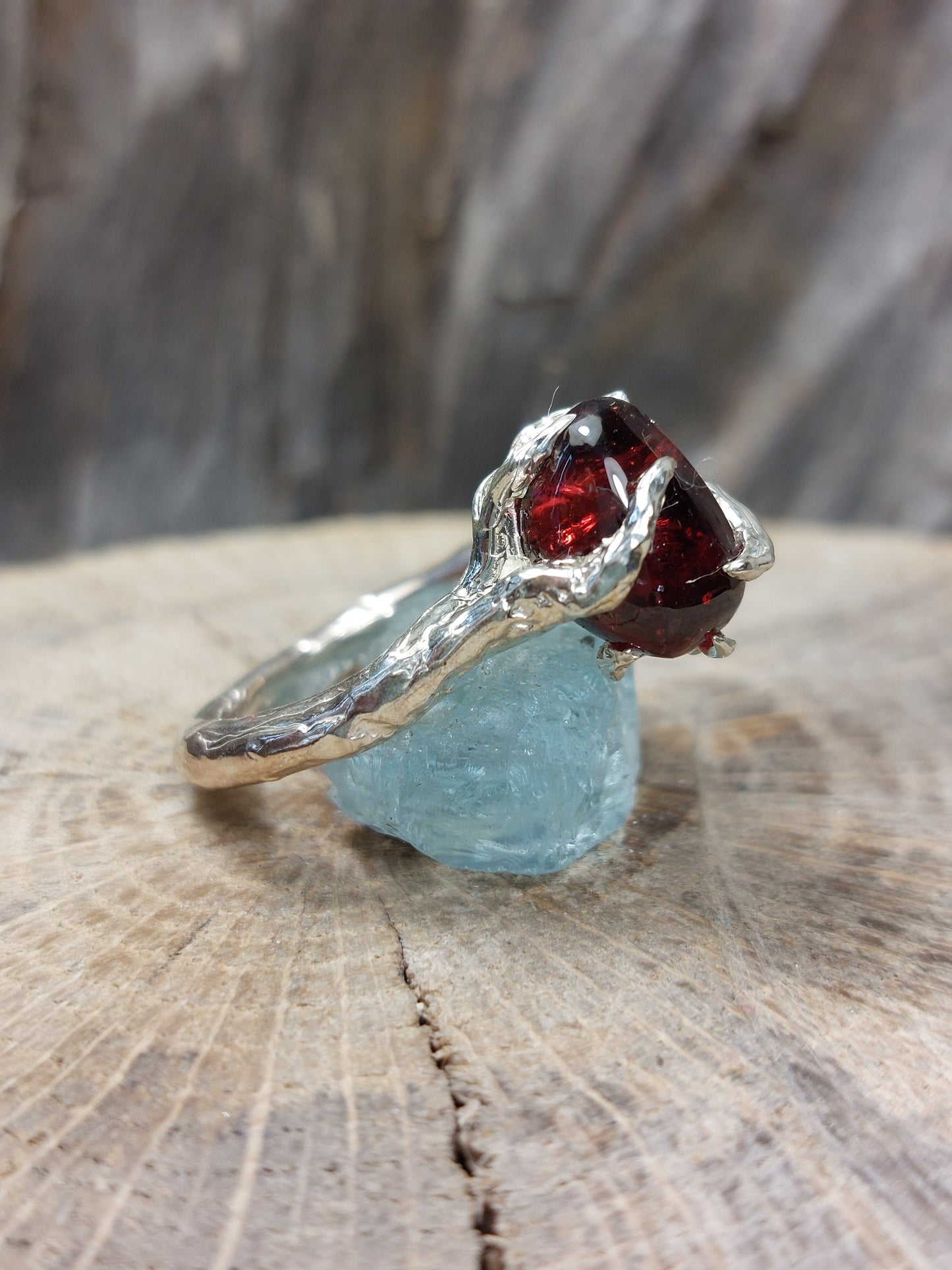 Anello in argento con Granato Rosso Fuoco – Radici d’Argento