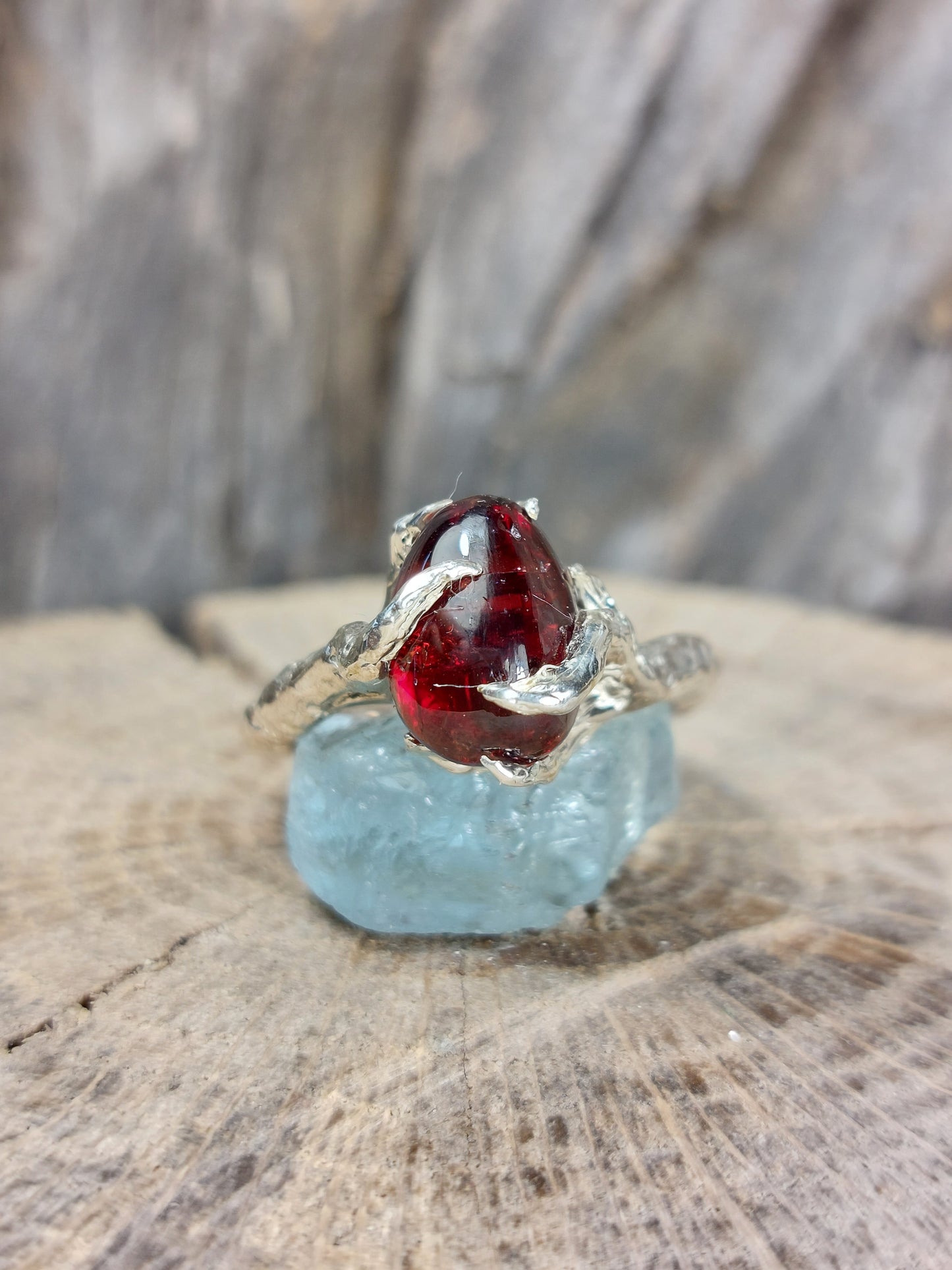 Anello in argento con Granato Rosso Fuoco – Radici d’Argento