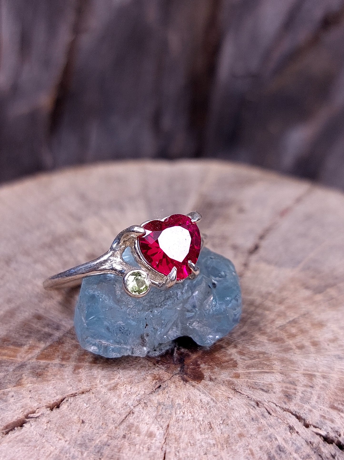 Anello “Cuore di Mamma” con Rubino Sintetico e "Figlio" di peridoto