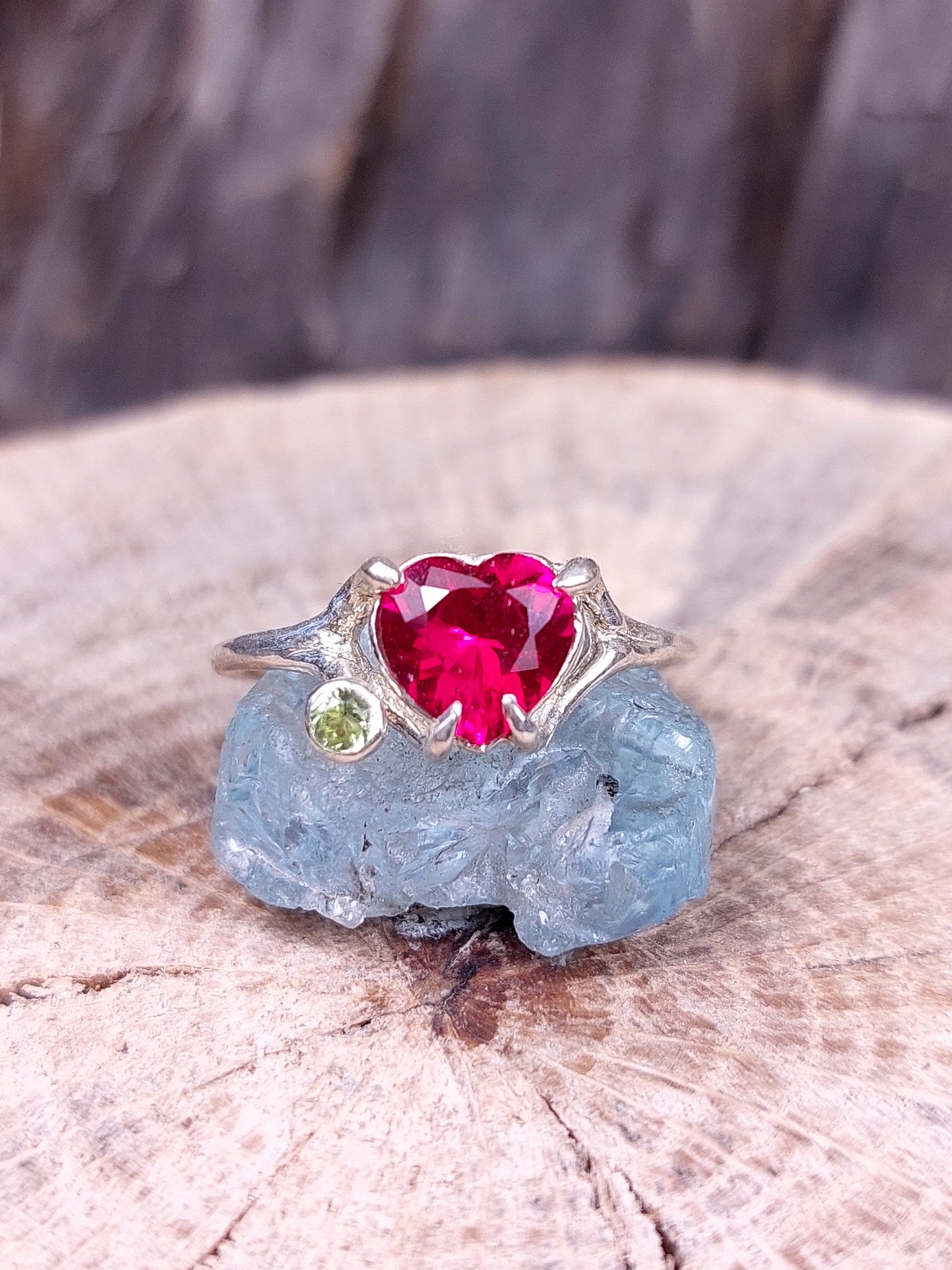 Anello “Cuore di Mamma” con Rubino Sintetico e "Figlio" di peridoto