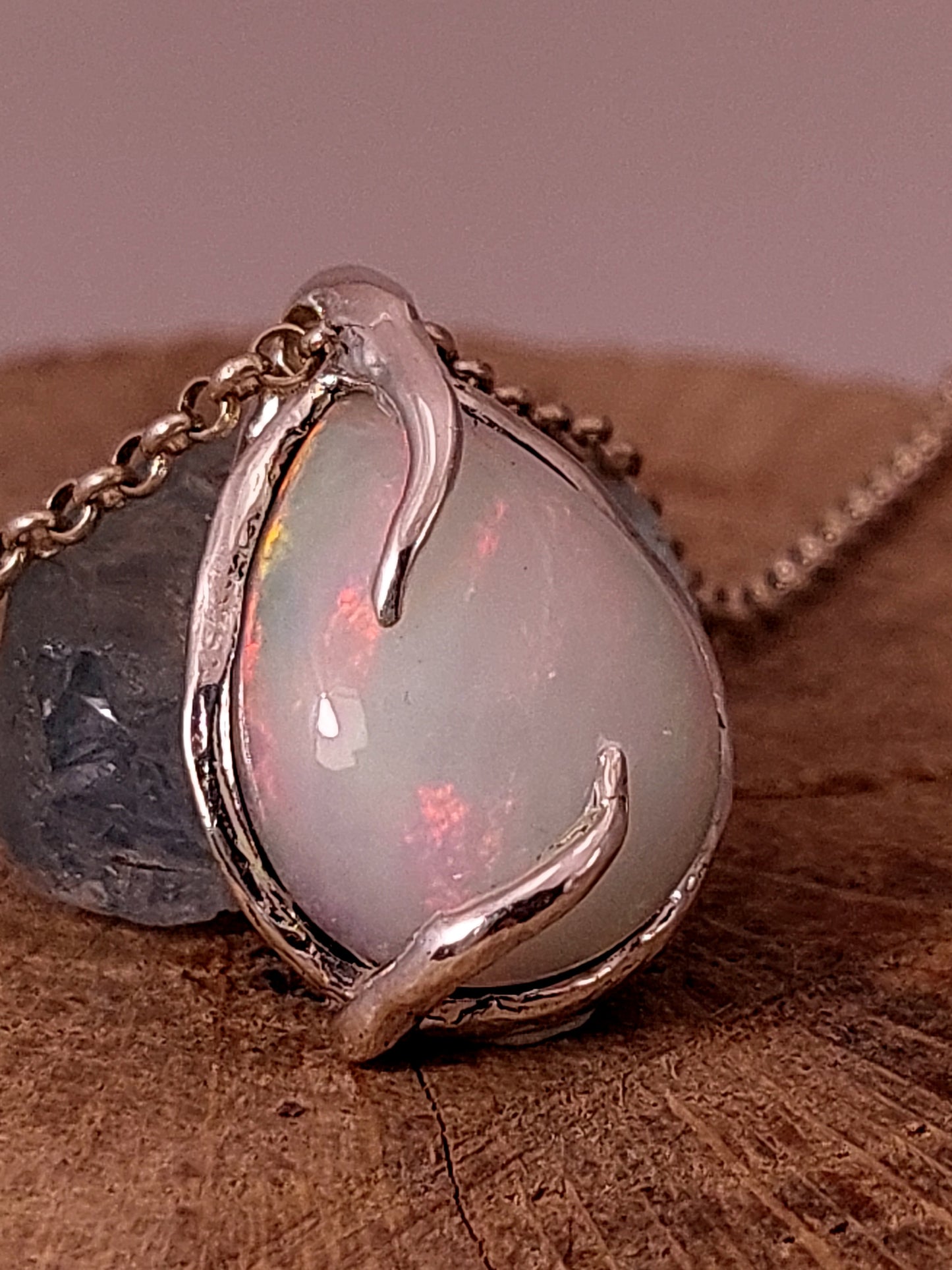 Ciondolo "Radici" con opale etiope a goccia