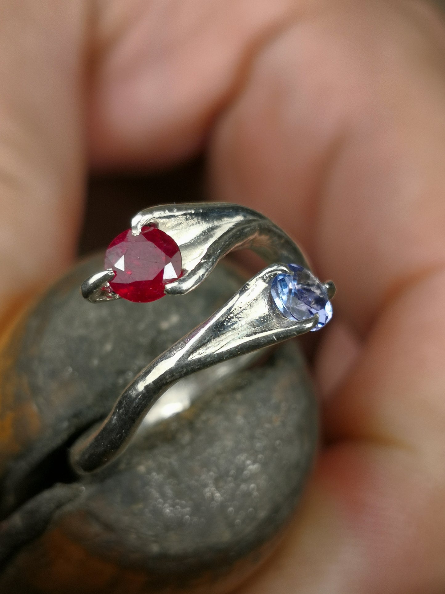 Anello "Contrariè" con Rubino e Tanzanite