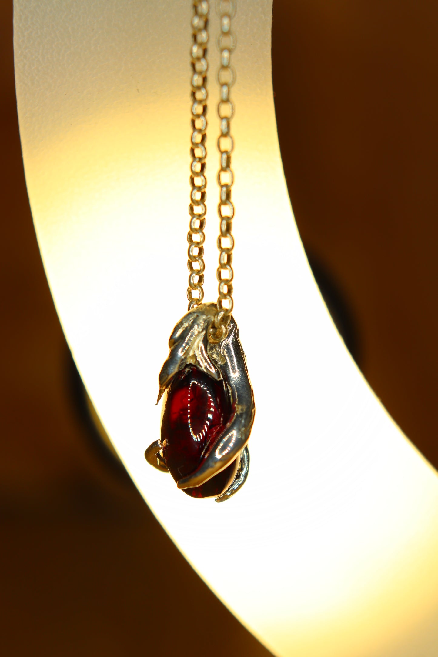 Ciondolo in argento con Ciottolo di Granato Piropo Burattato