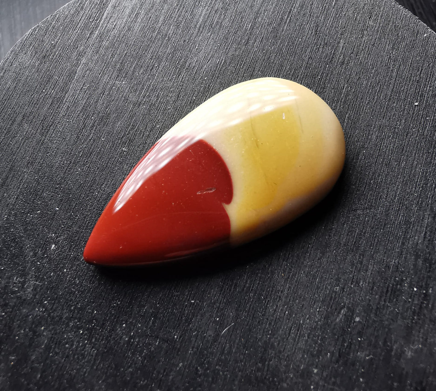 Mokaite taglio goccia cabochon 24,87 ct
