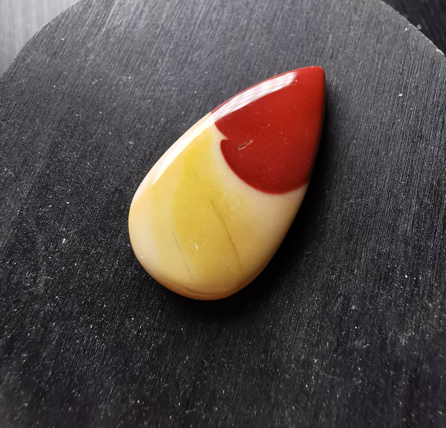 Mokaite taglio goccia cabochon 24,87 ct