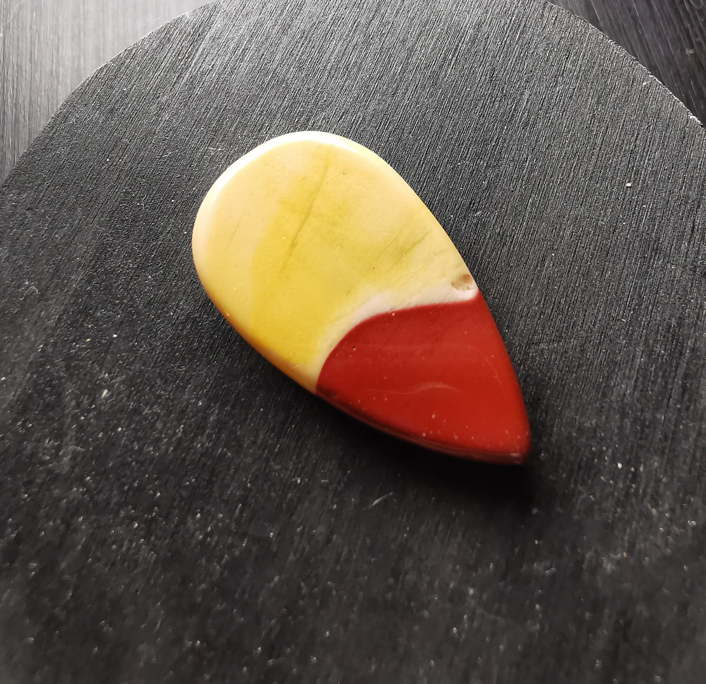Mokaite taglio goccia cabochon 24,87 ct