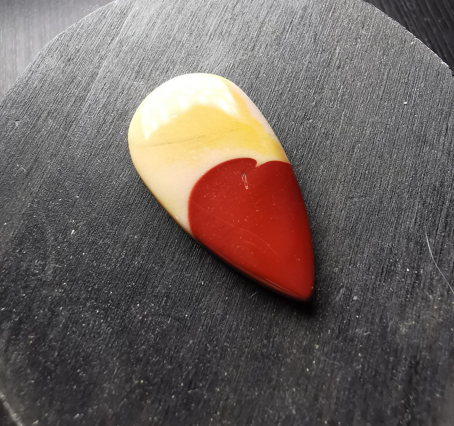 Mokaite taglio goccia cabochon 24,87 ct