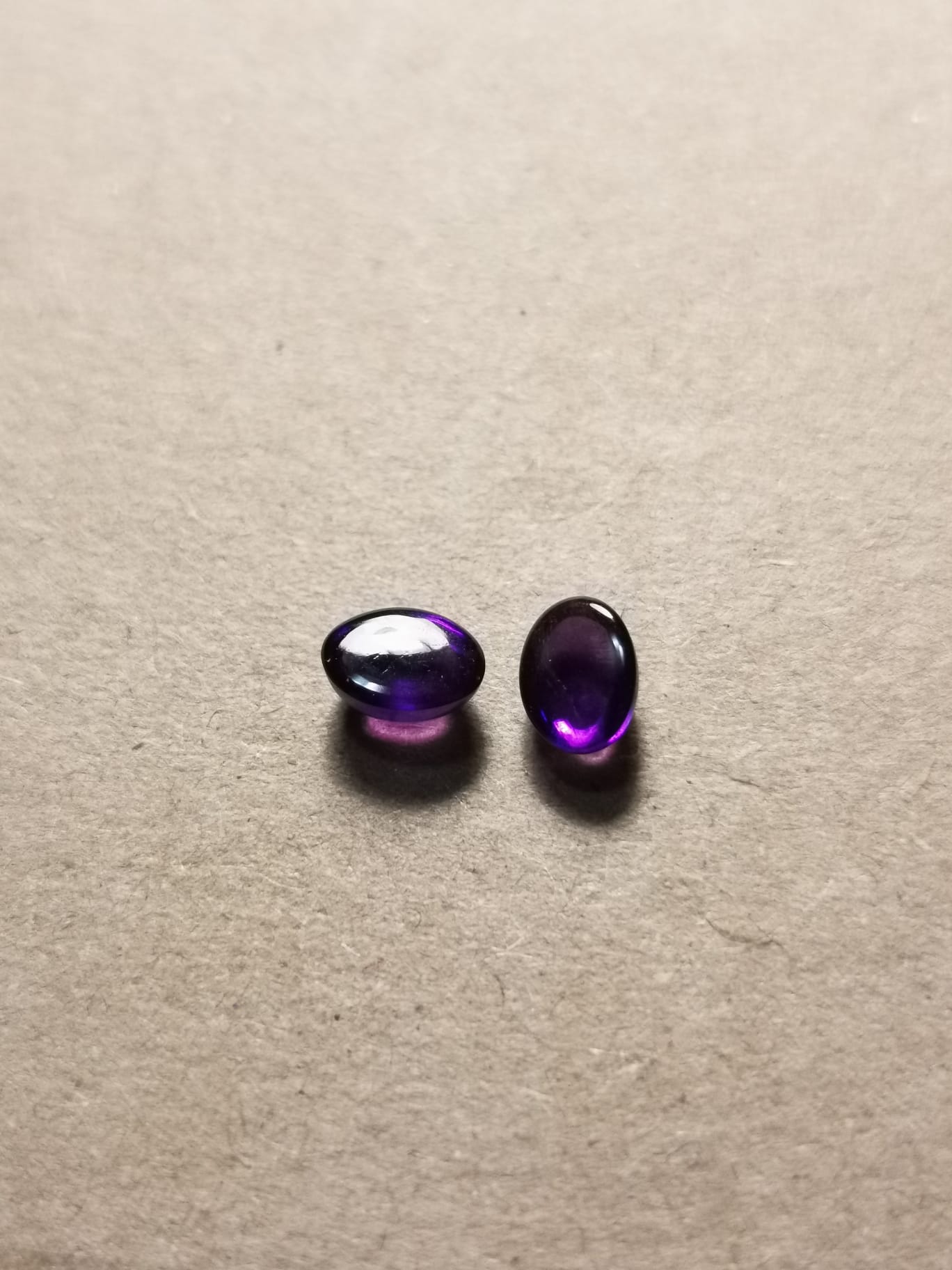 Coppia di Ametiste taglio ovale cabochon 1,87 ct totali