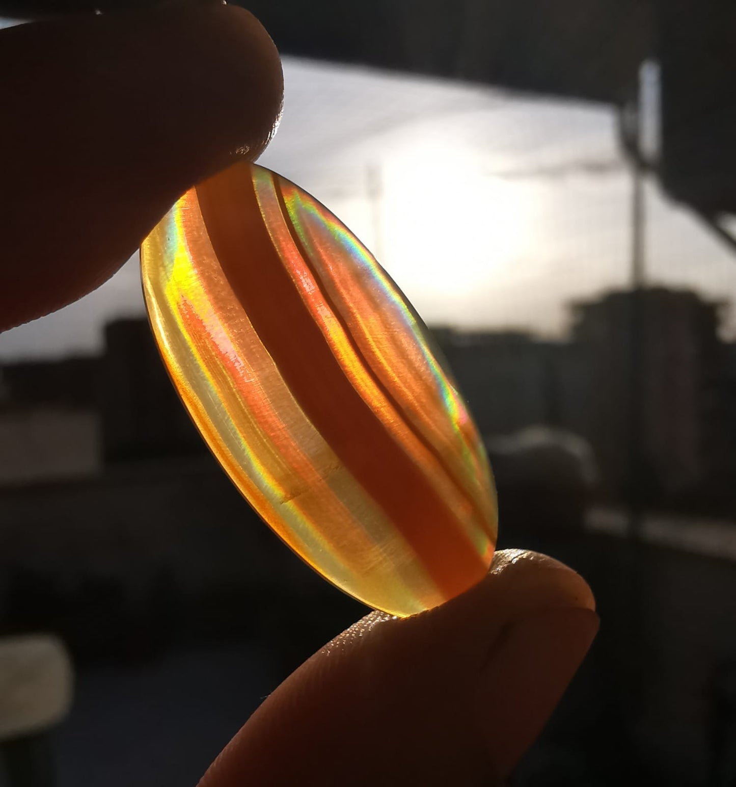 Agata Iris taglio ovale cabochon sottile 8,60 ct