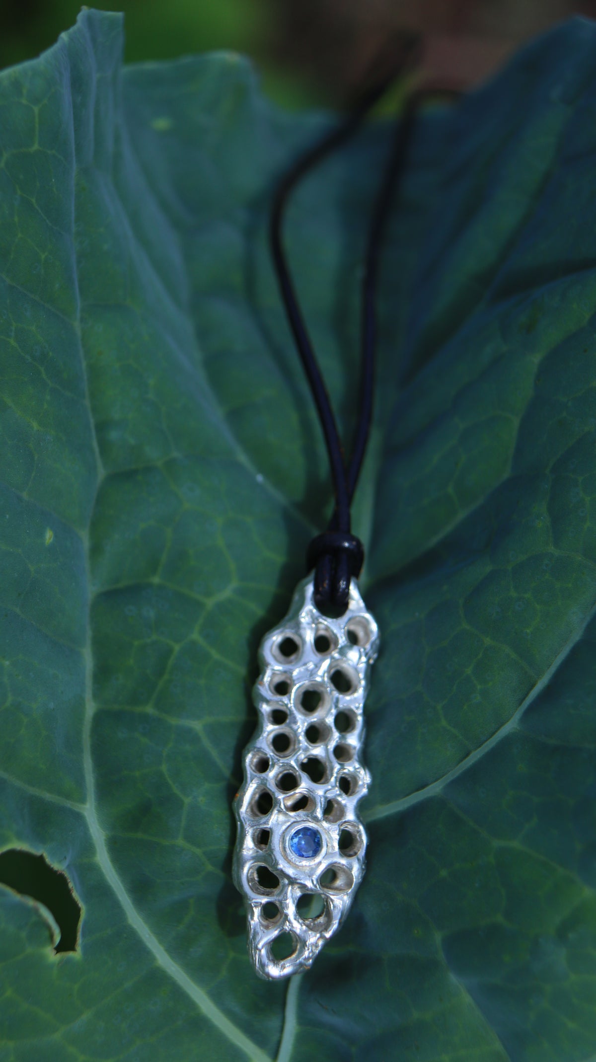 Biocharm in argento 925 con zaffiro blu