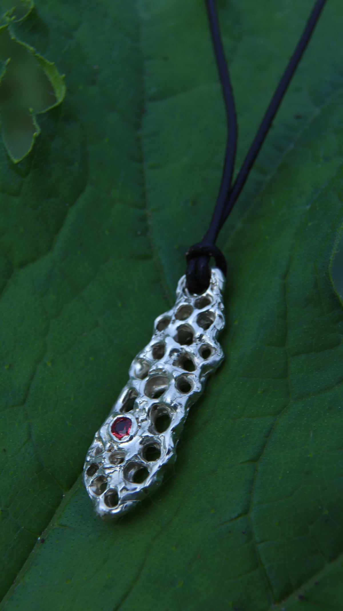 Biocharm in argento 925 con zaffiro rosso