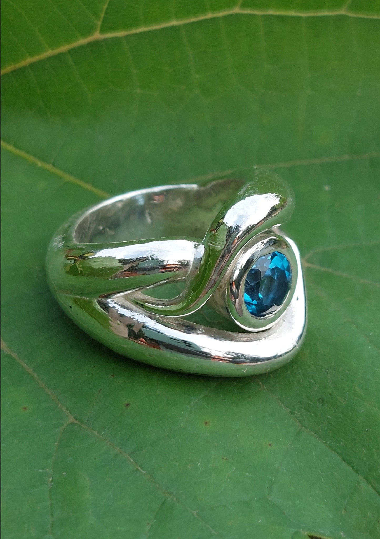 Anello "rampicante" con topazio London Blue
