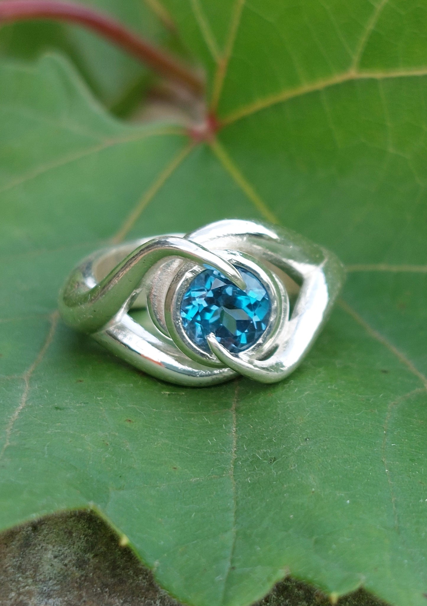 Anello "rampicante" con topazio London Blue