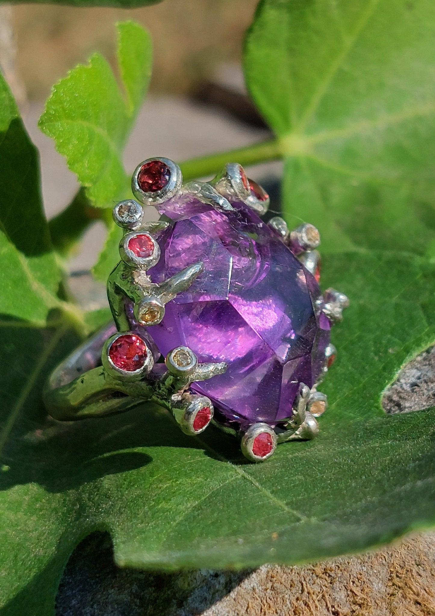 Anello "Roots" con ametista freeform tagliata a mano, rodoliti e zaffiri gialli