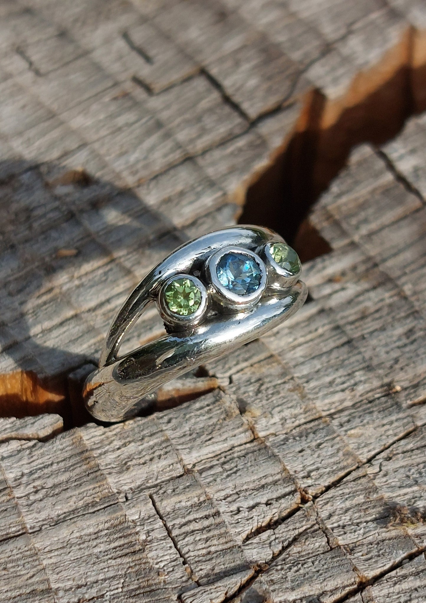 Anello "Rampicante" con Topazio London e Peridoti