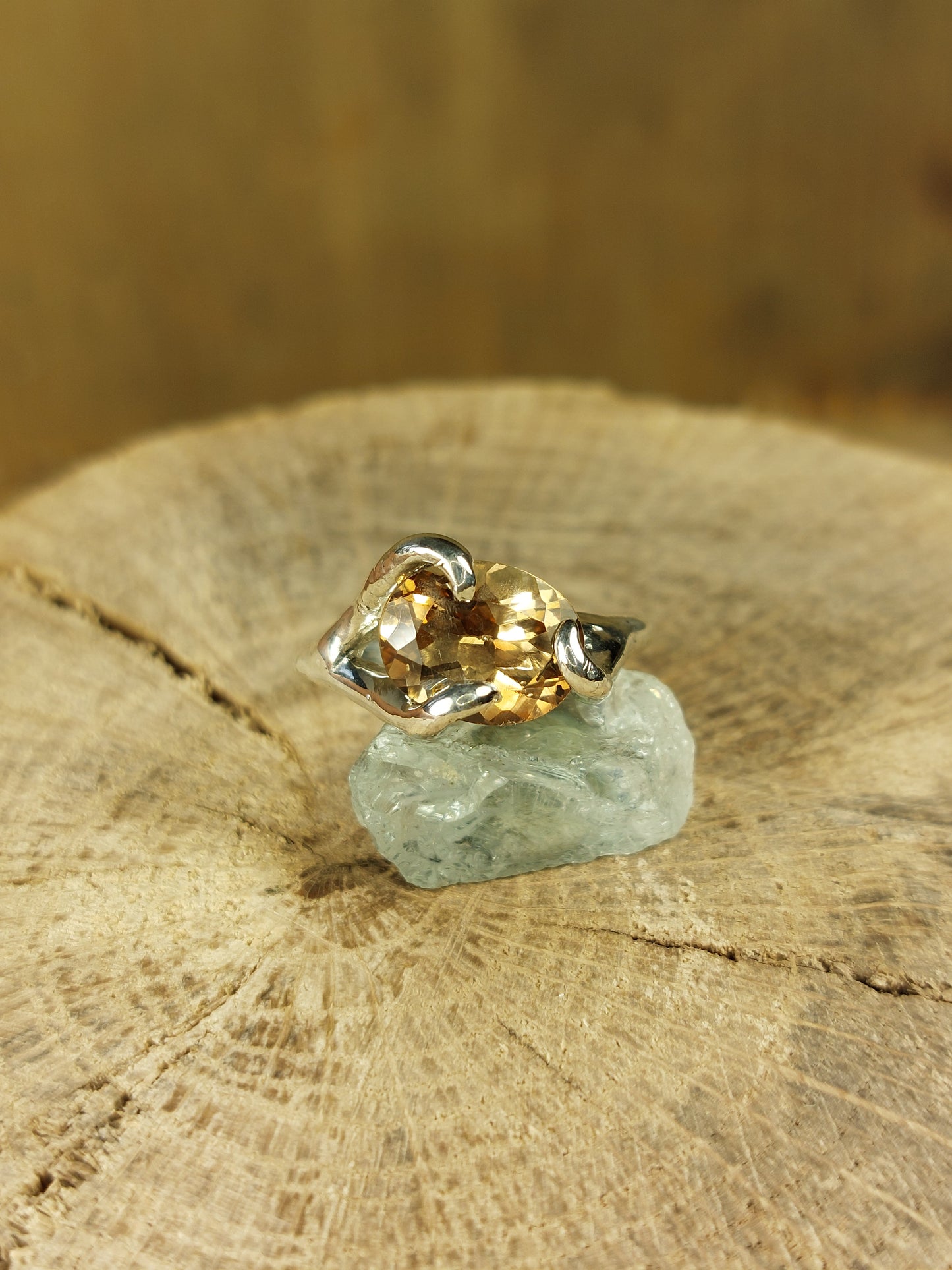 Anello "Mini Roots" con topazio cognac
