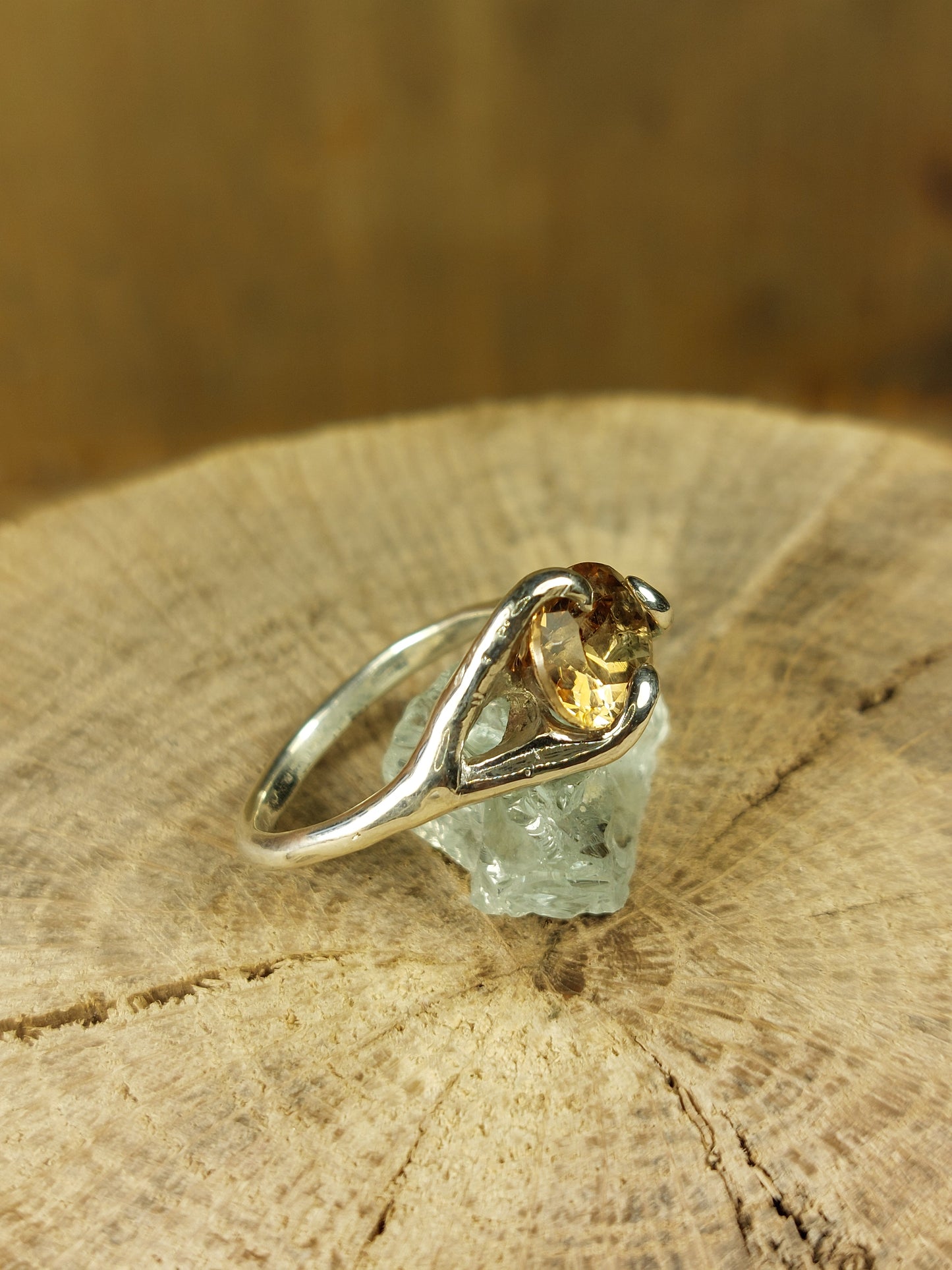 Anello "Mini Roots" con topazio cognac