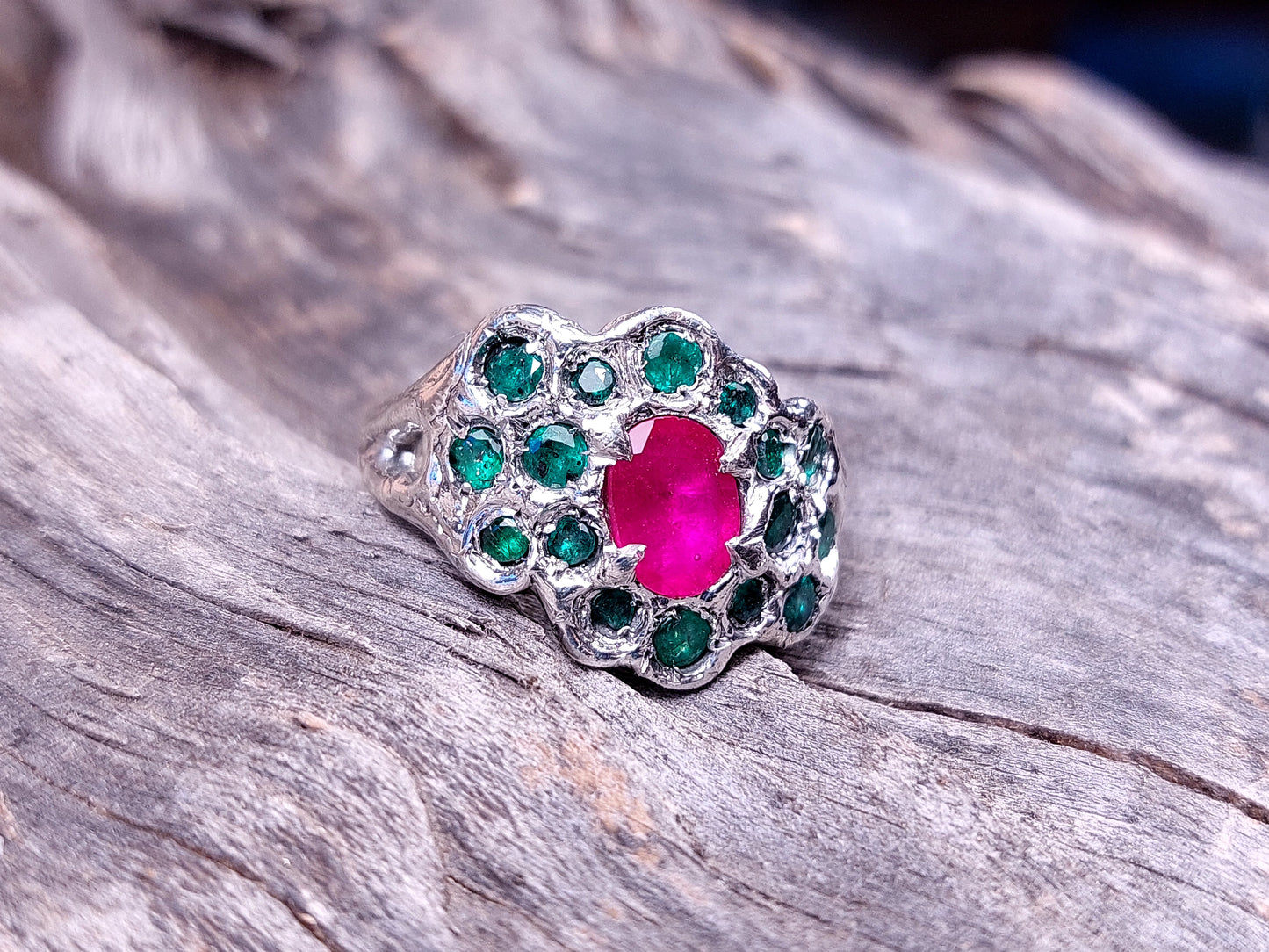 Anello rubino e smeraldi