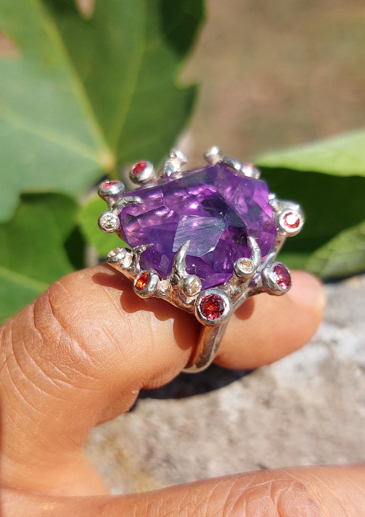 Anello "Roots" con ametista freeform tagliata a mano, rodoliti e zaffiri gialli