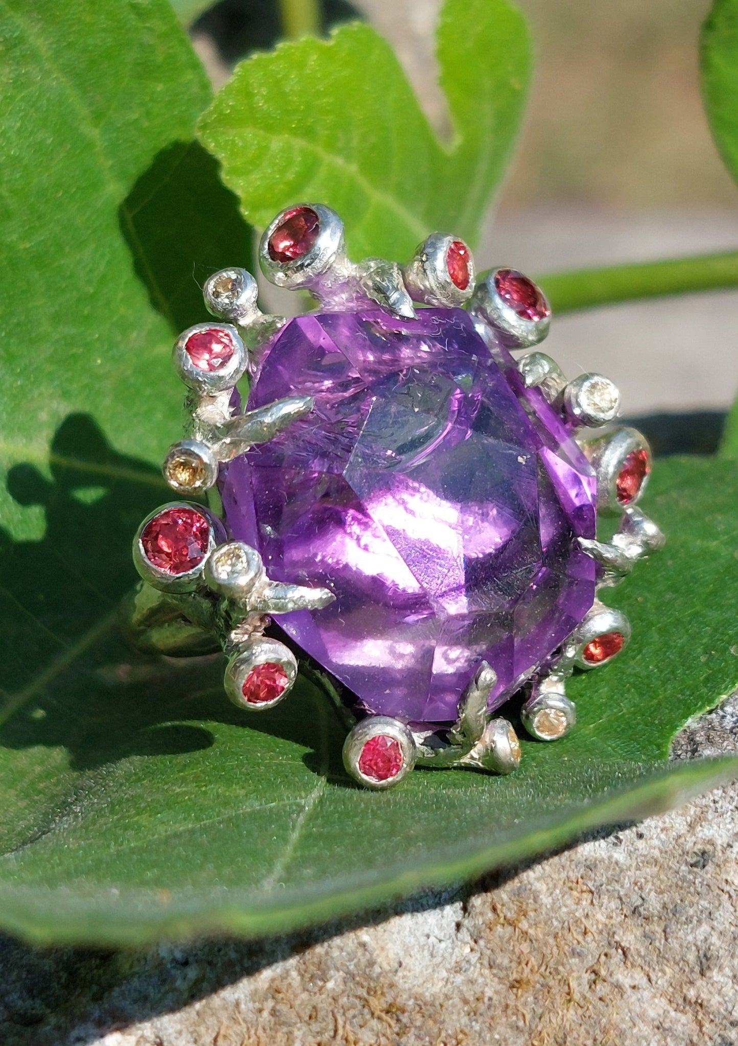 Anello "Roots" con ametista freeform tagliata a mano, rodoliti e zaffiri gialli