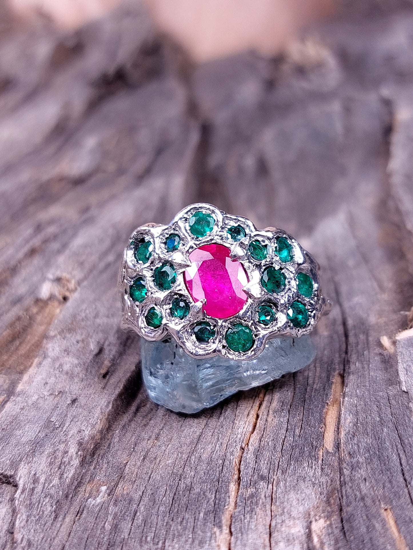 Anello rubino e smeraldi