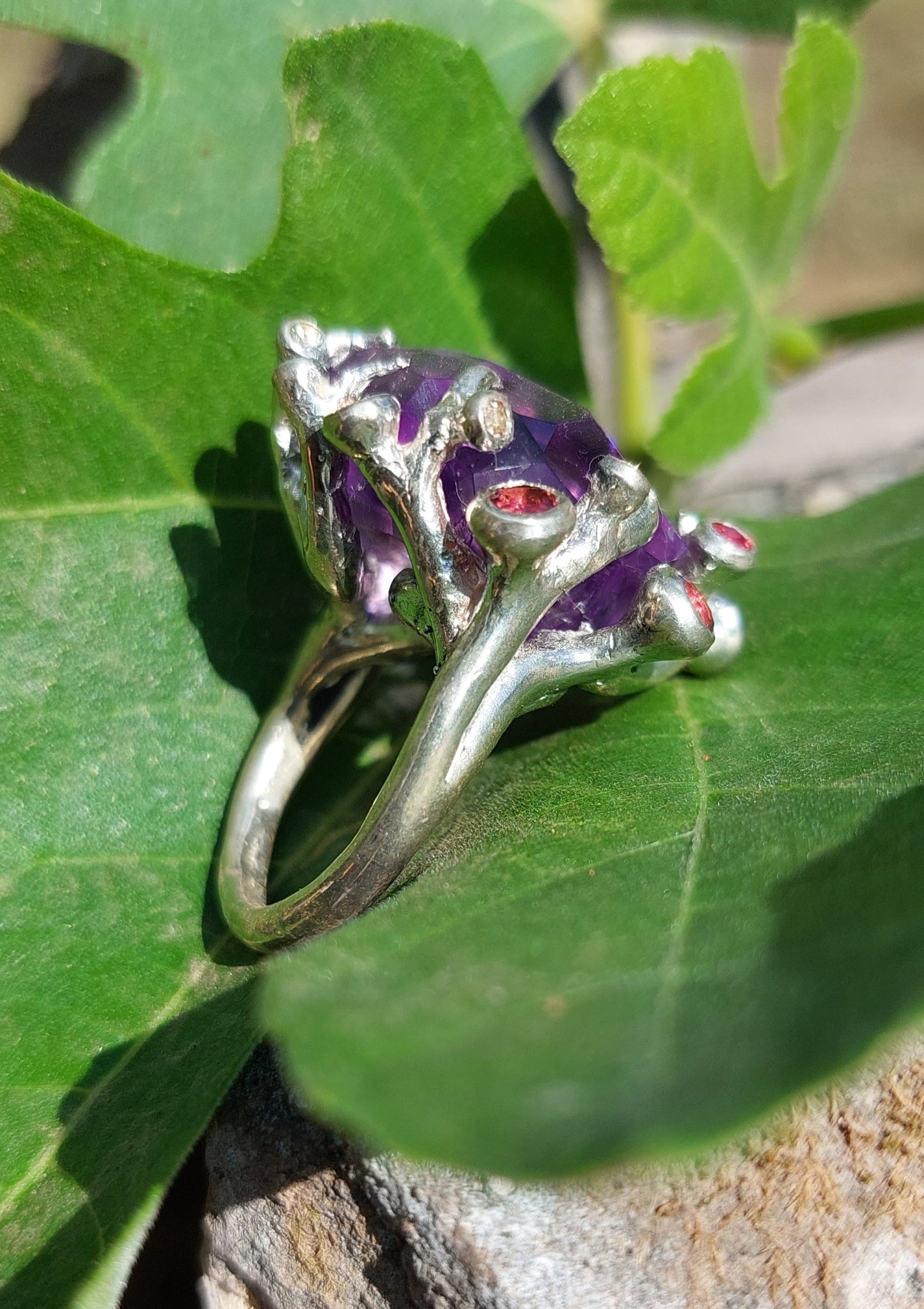 Anello "Roots" con ametista freeform tagliata a mano, rodoliti e zaffiri gialli