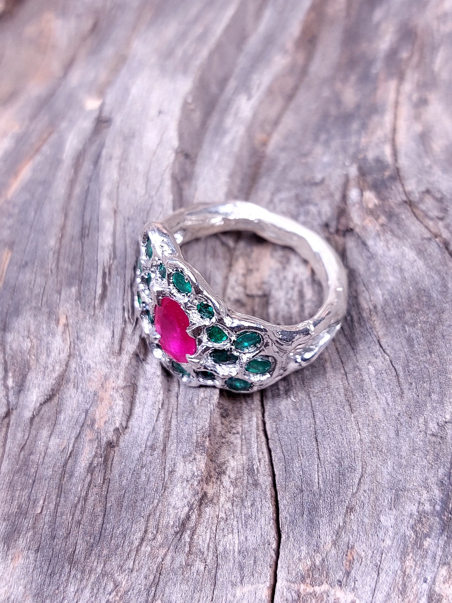 Anello rubino e smeraldi