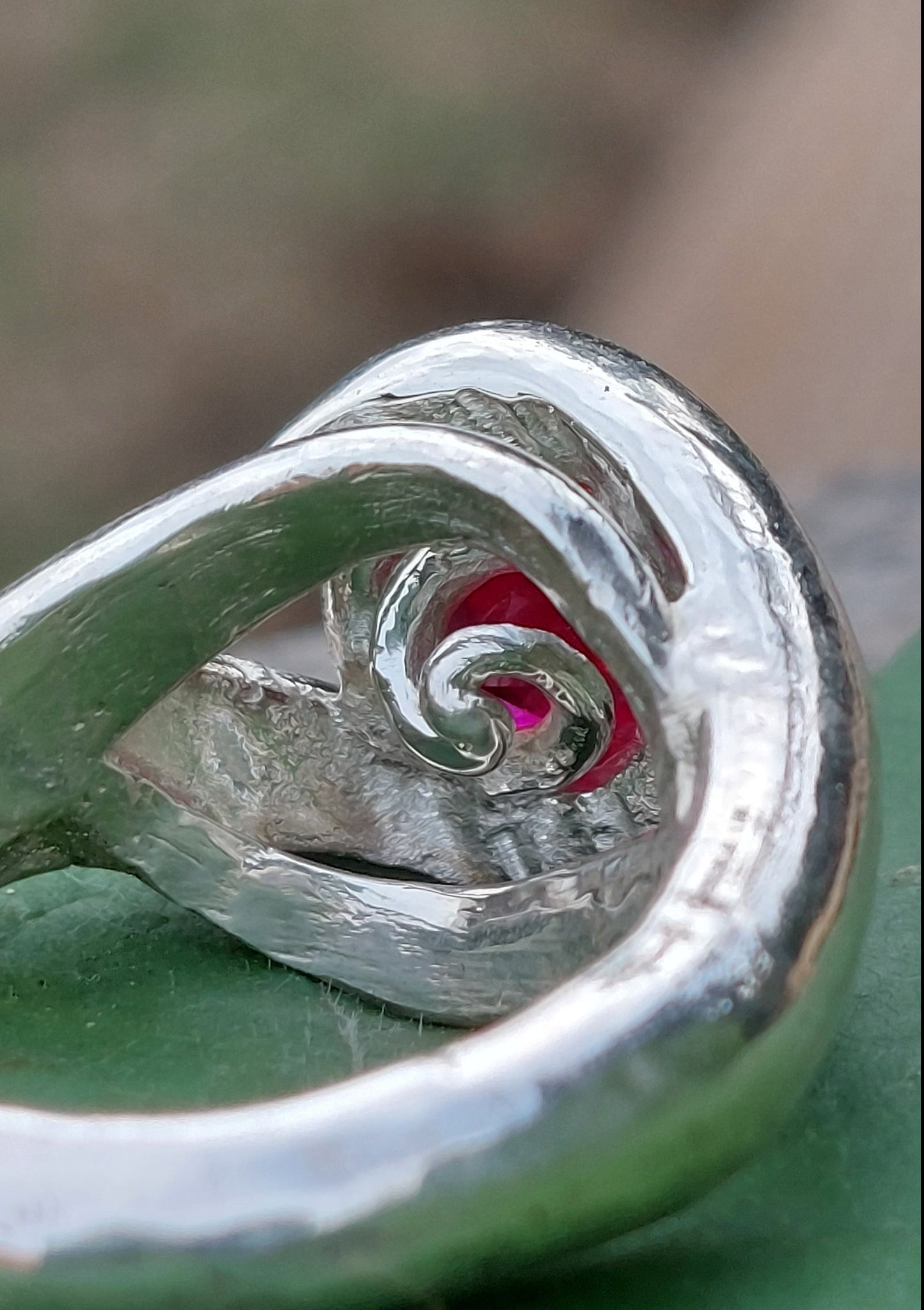 Anello "rampicante" con Rubino