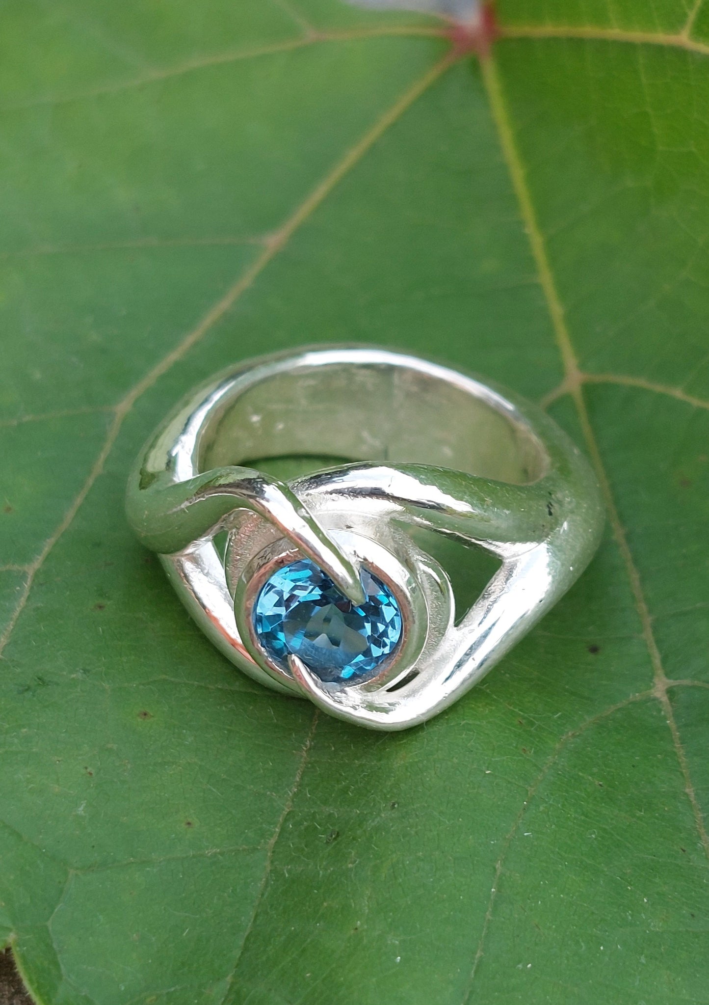 Anello "rampicante" con topazio London Blue