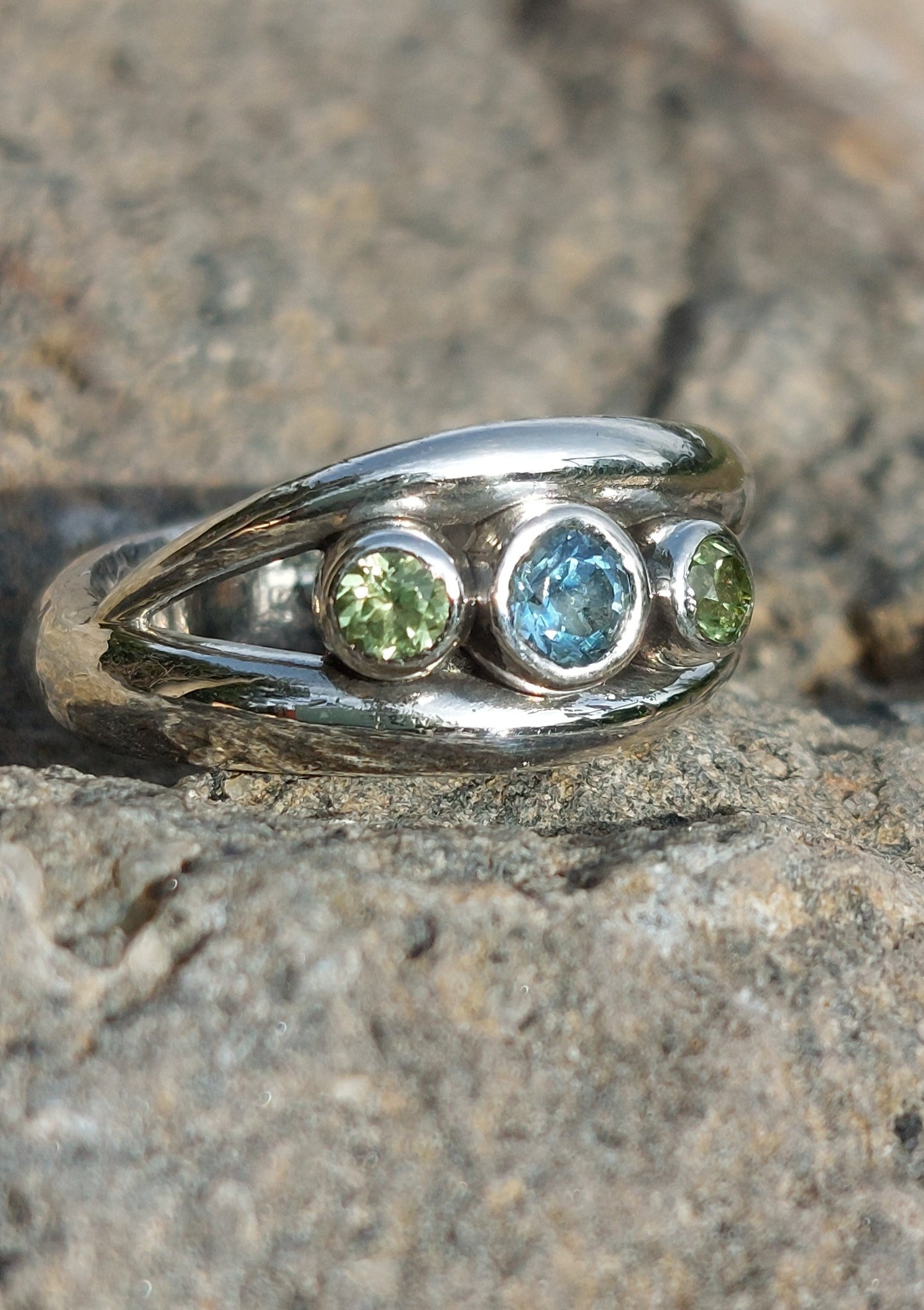 Anello "Rampicante" con Topazio London e Peridoti